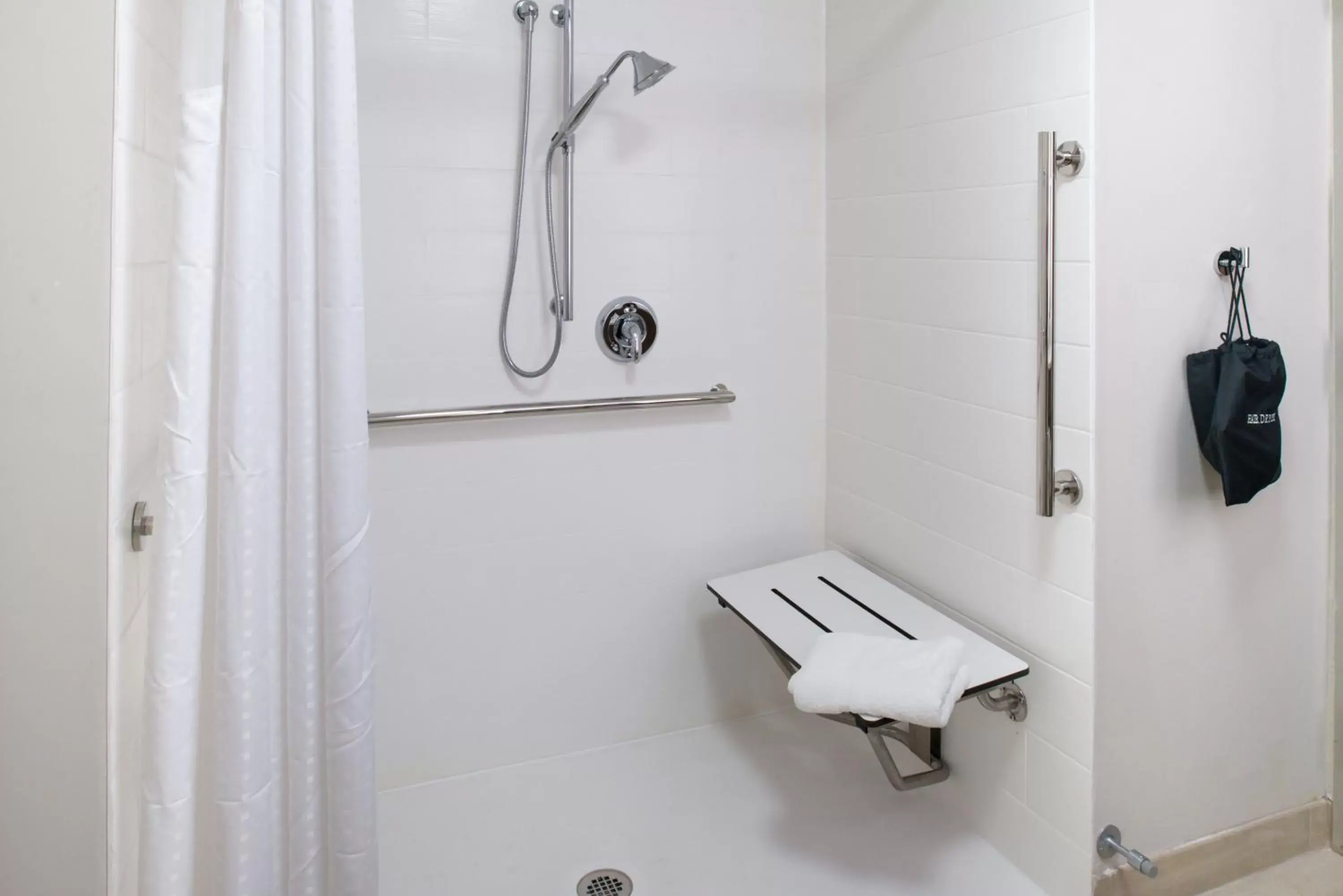 Photo of the whole room, Bathroom in Holiday Inn Express & Suites - Ottumwa, an IHG Hotel