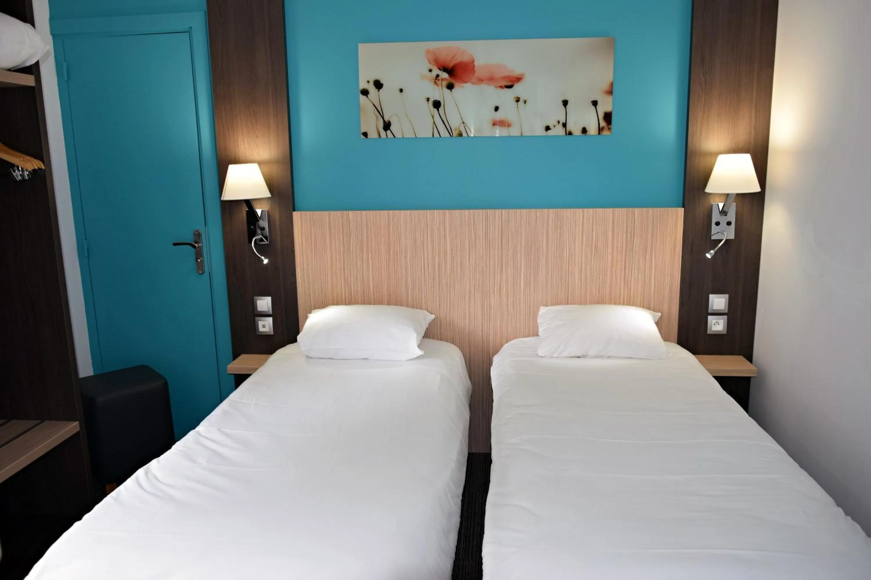Photo of the whole room, Bed in Contact Hotel Le Seino Marin - Cléon Elbeuf Rouen
