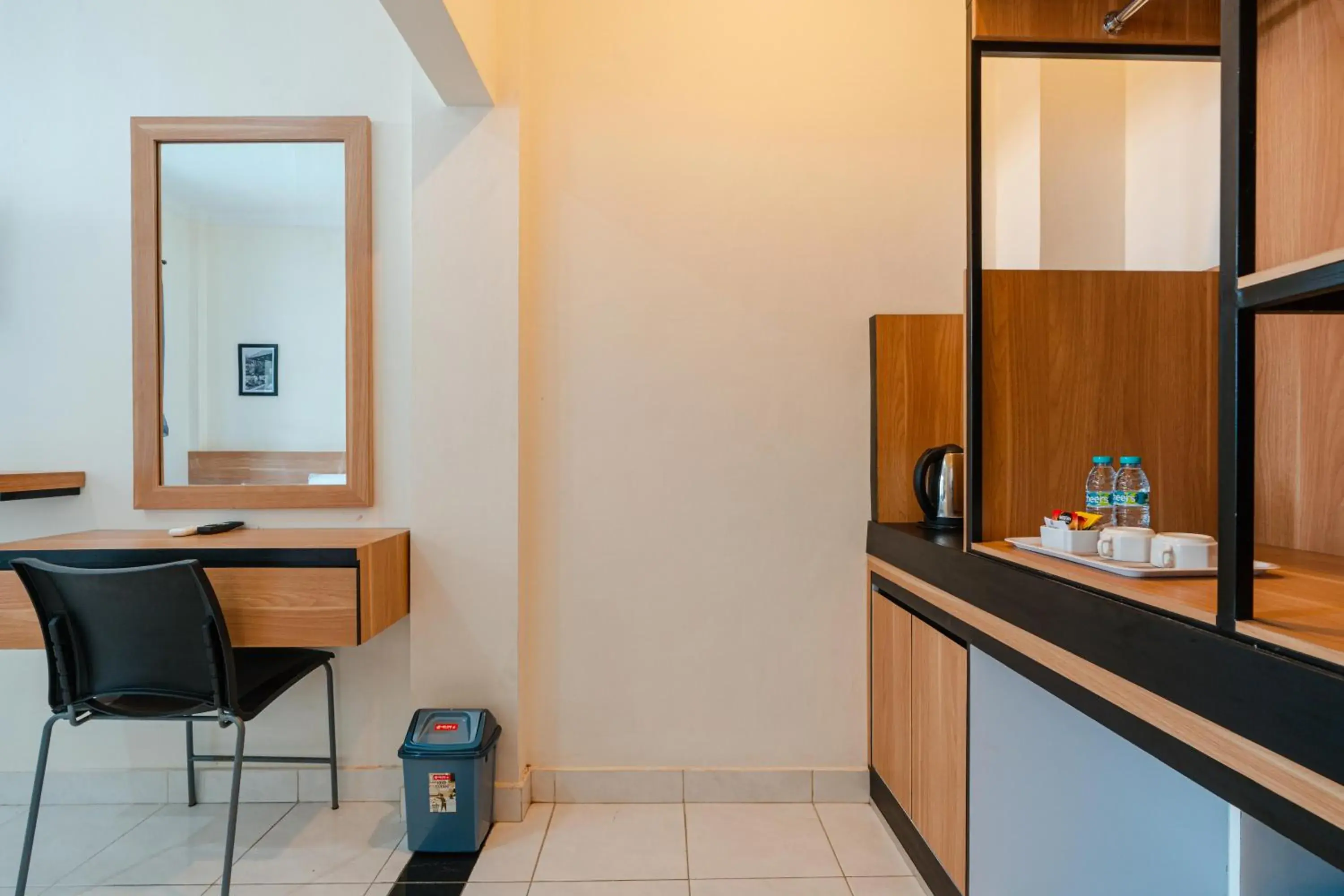 wardrobe, Kitchen/Kitchenette in Pondok Anyar Hotel