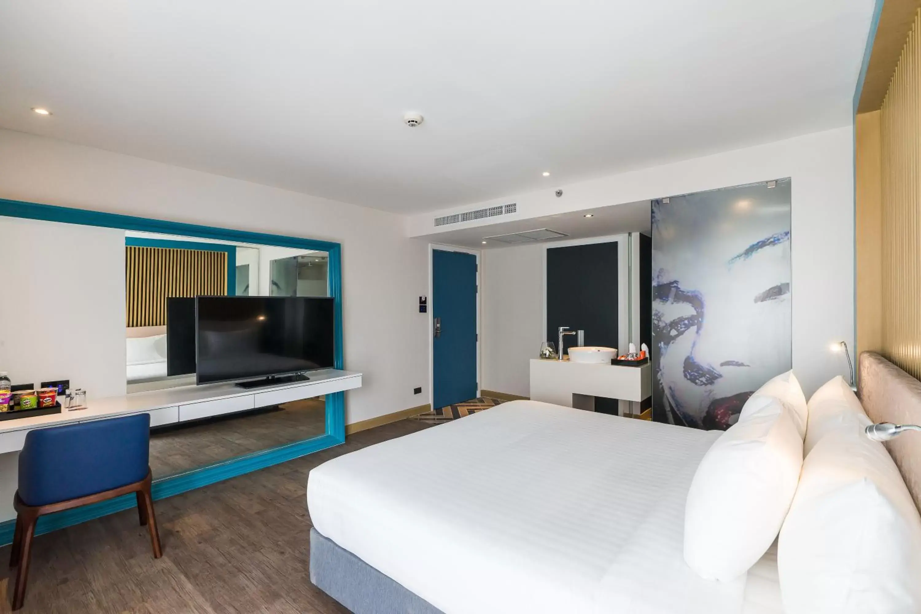 Bedroom, TV/Entertainment Center in Citrus Grande Hotel Pattaya by Compass Hospitality