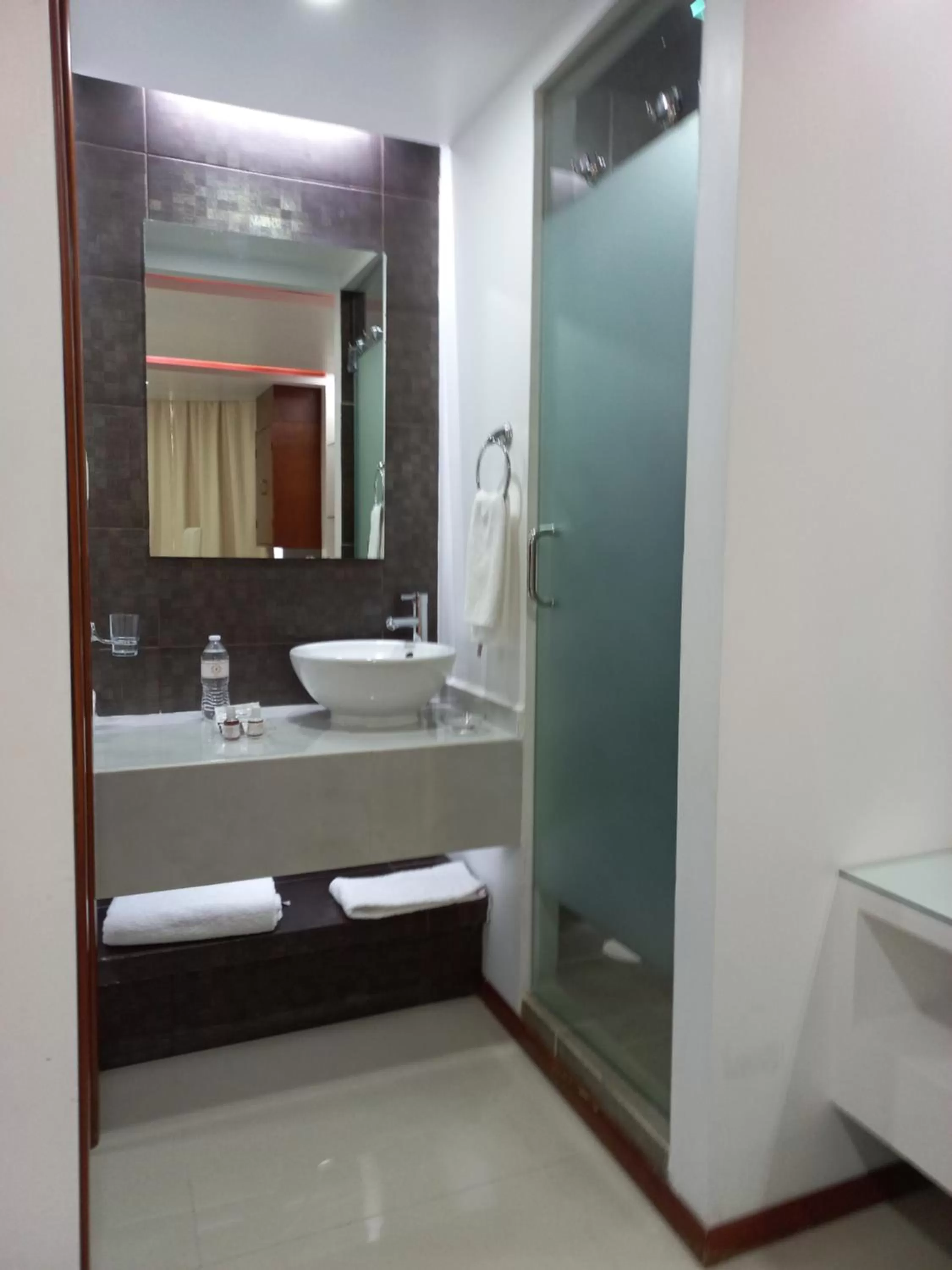 Bathroom in La Aurora Hotel Like Home