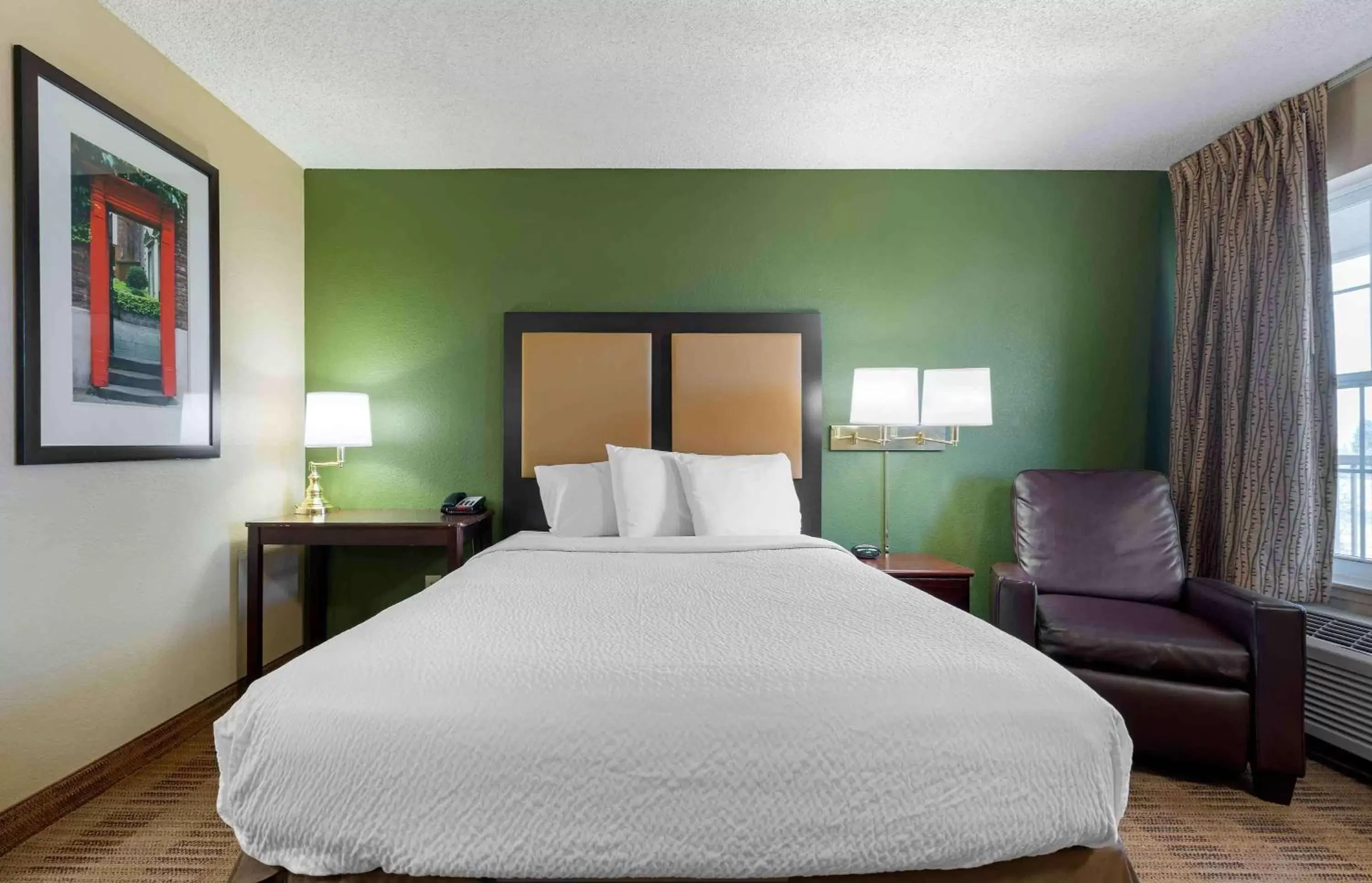 Bedroom, Bed in Extended Stay America Suites - Sacramento - White Rock Rd