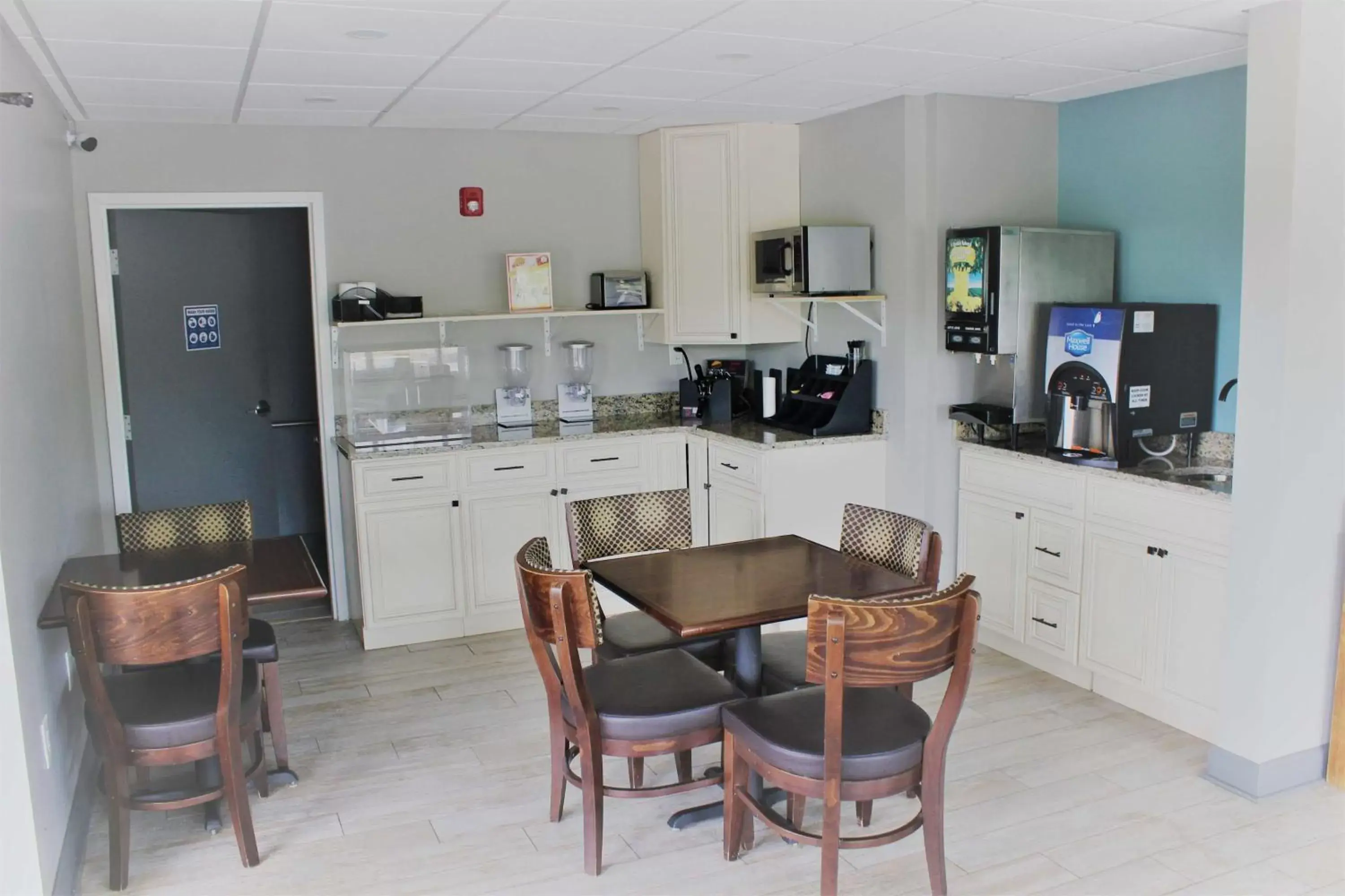 Restaurant/places to eat, Kitchen/Kitchenette in SureStay Hotel by Best Western Conway