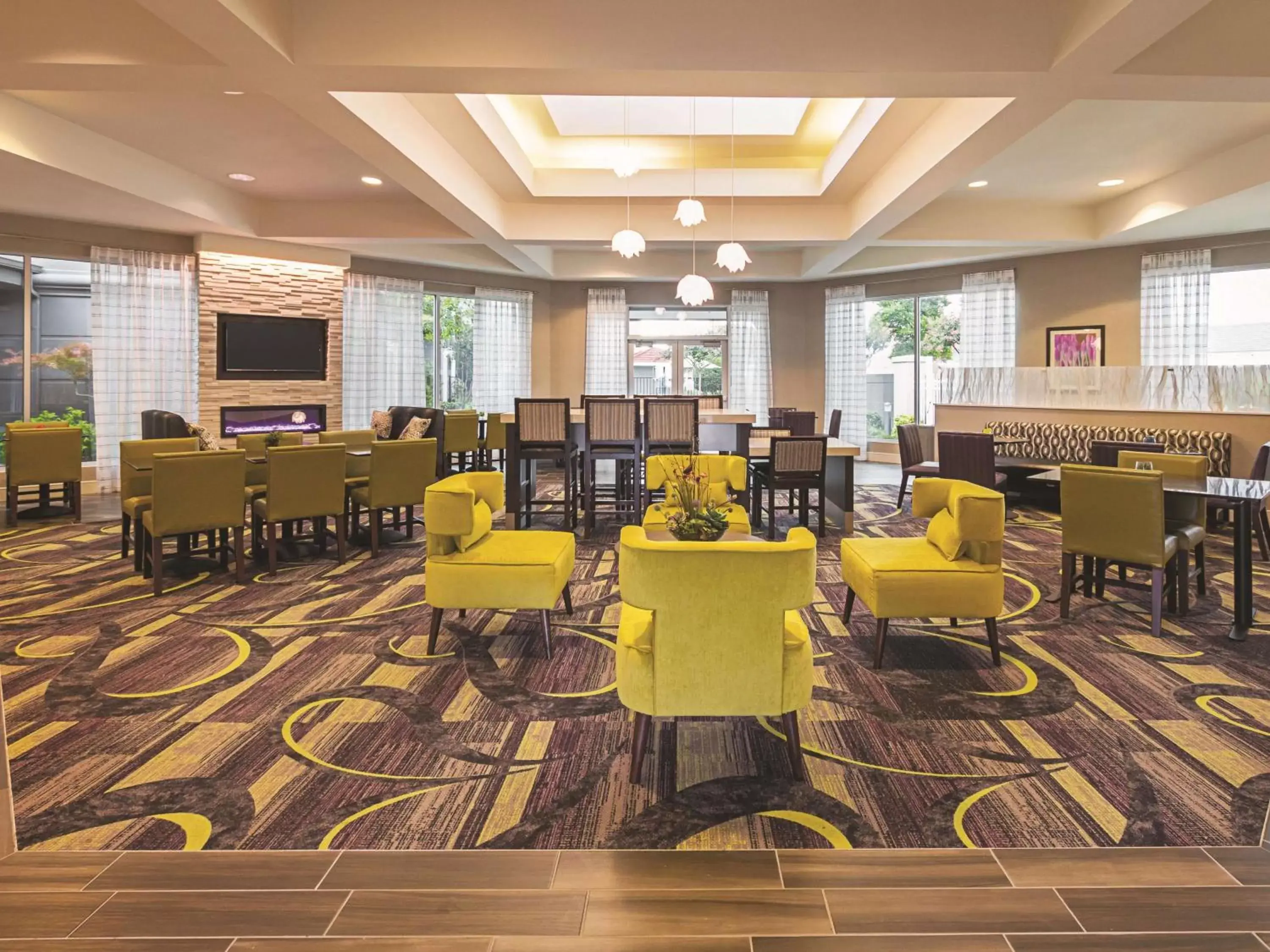 Lobby or reception, Restaurant/Places to Eat in La Quinta by Wyndham Fort Worth City View