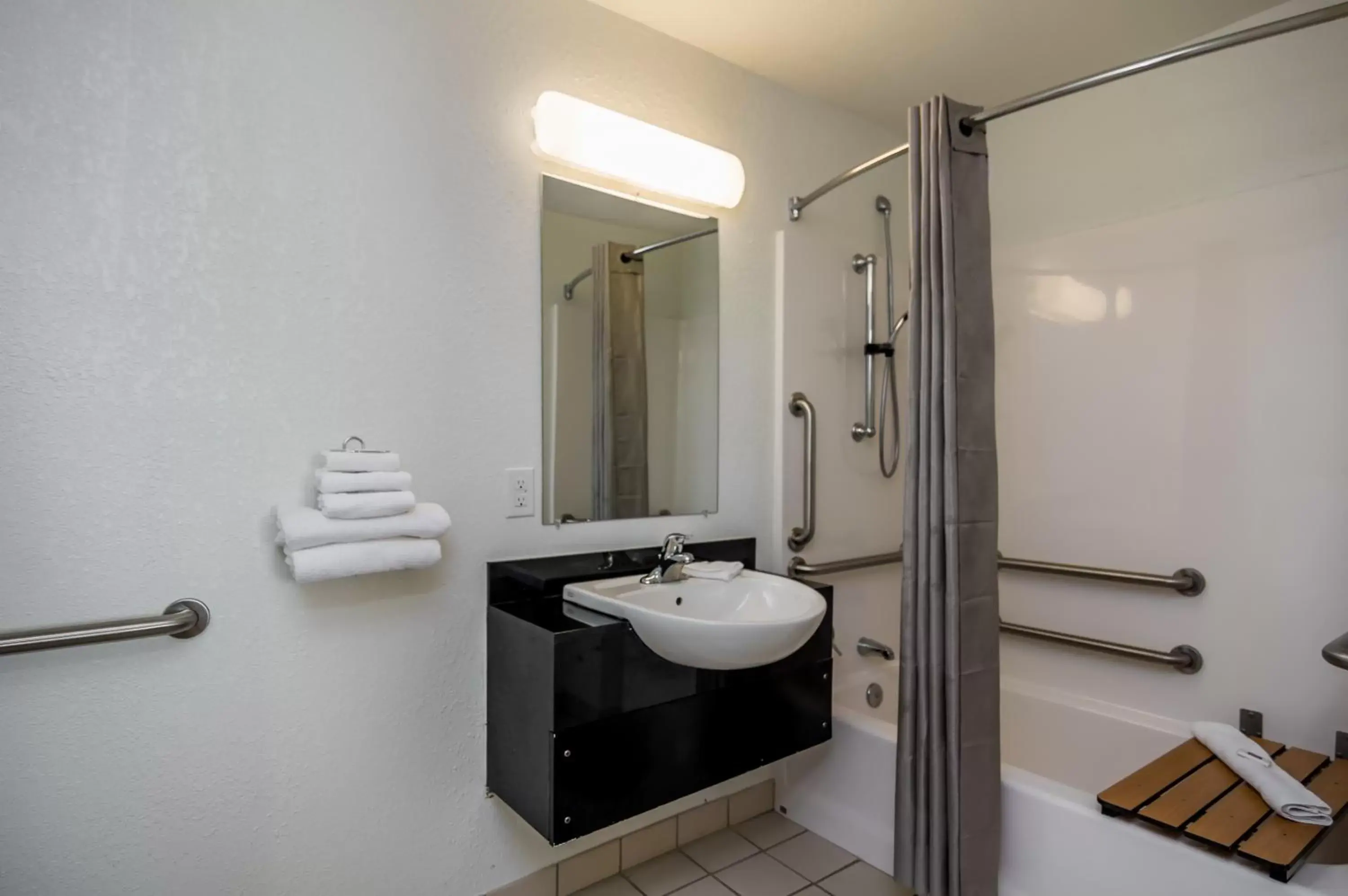 Bathroom in Motel 6-Bellmead, TX - Waco