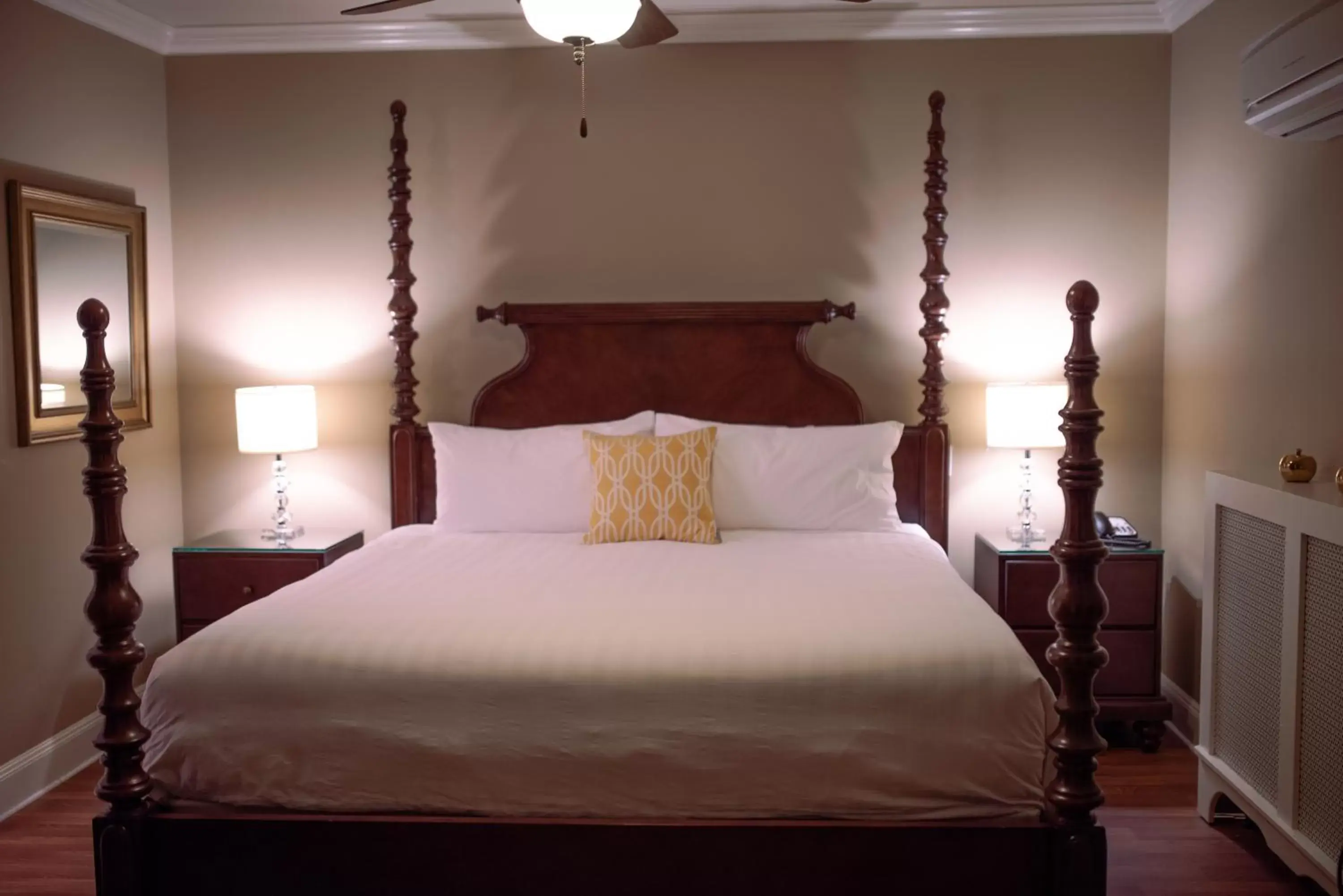 Bed in Crown Mansion Boutique Hotel & Villas
