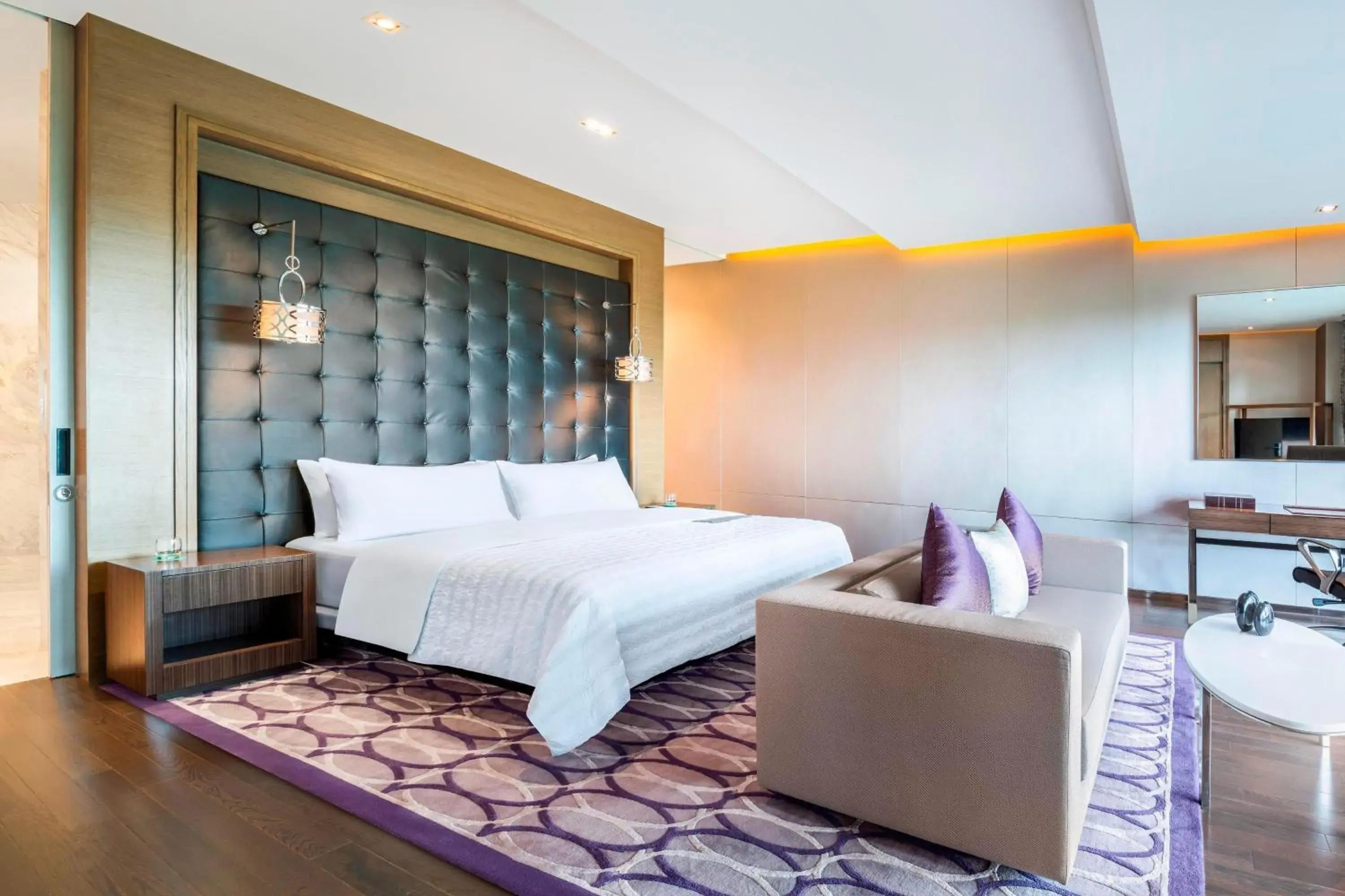 Photo of the whole room, Bed in Le Meridien Suvarnabhumi, Bangkok Golf Resort and Spa