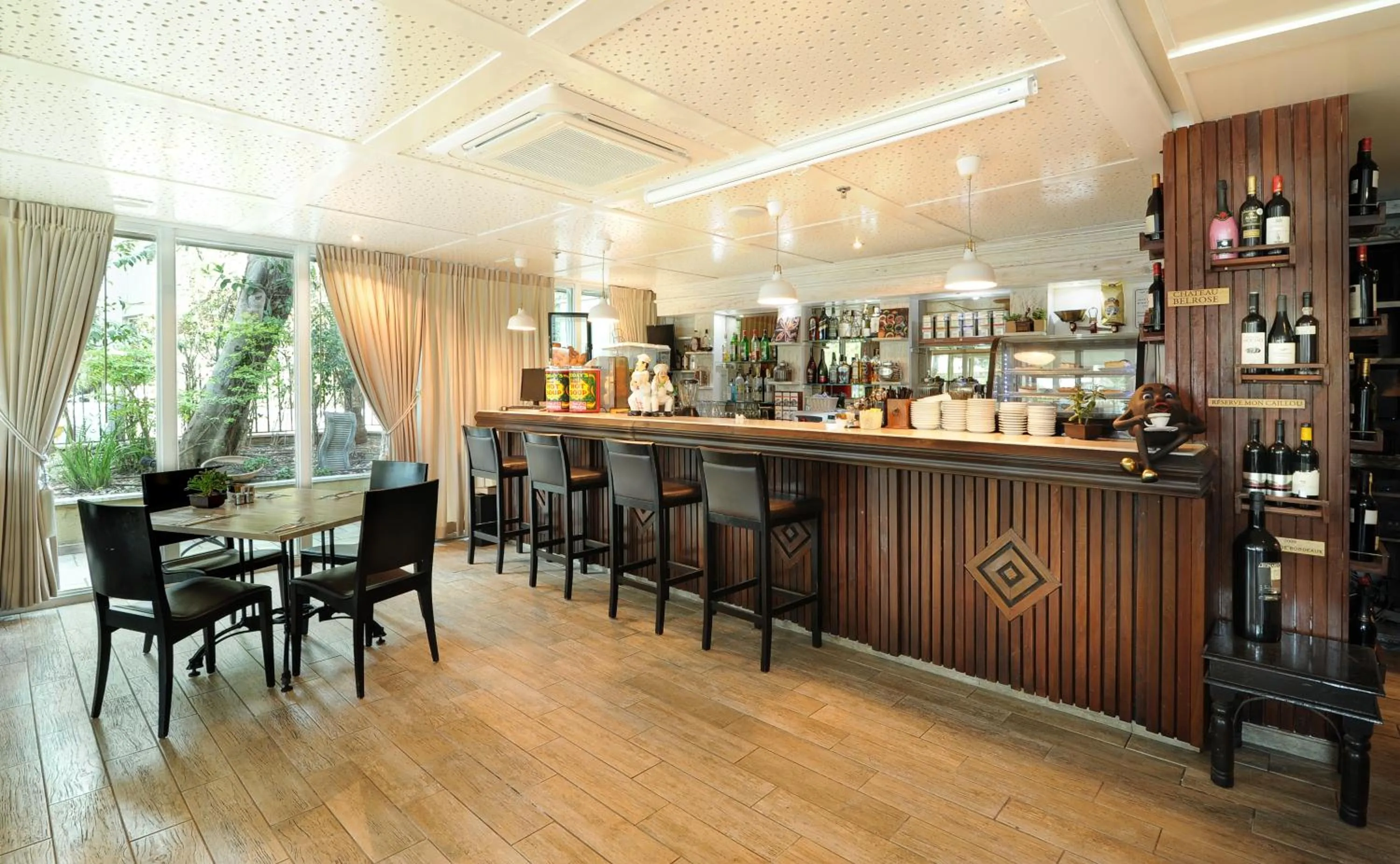 Restaurant/places to eat in Villa Carmel Boutique Hotel