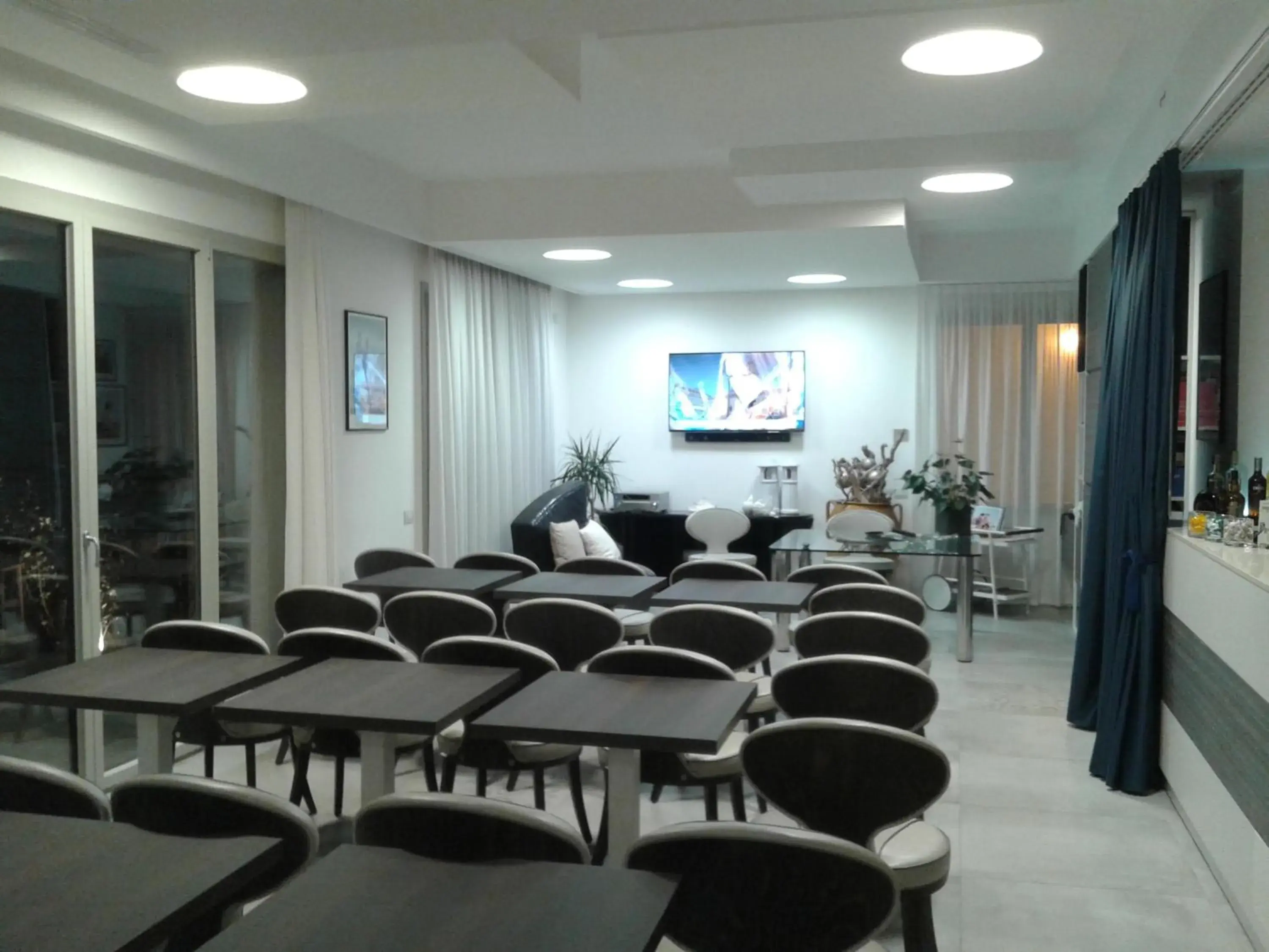 Communal lounge/ TV room in Hotel Madalù