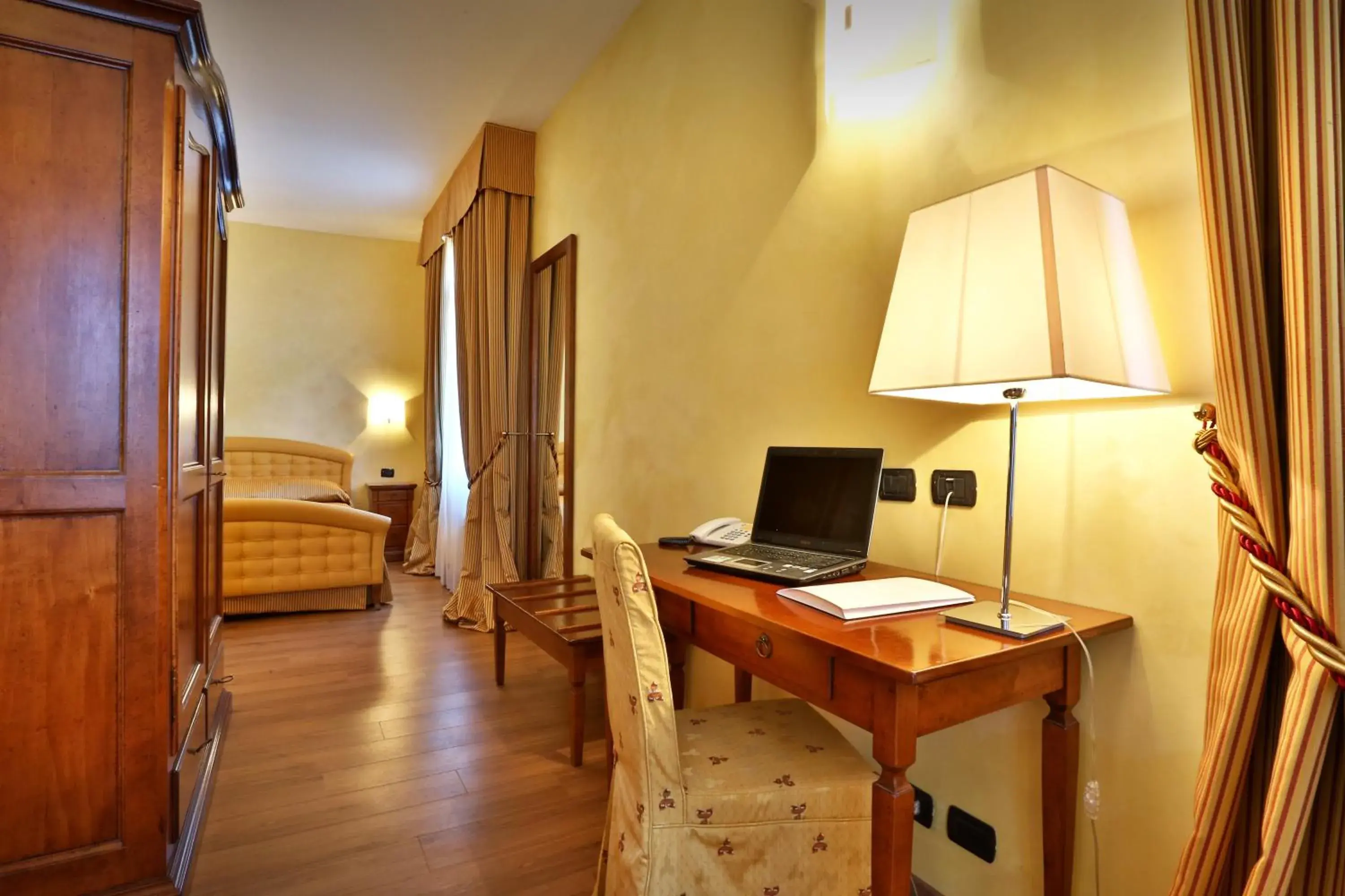 Bedroom, TV/Entertainment Center in Central Park Hotel Modena