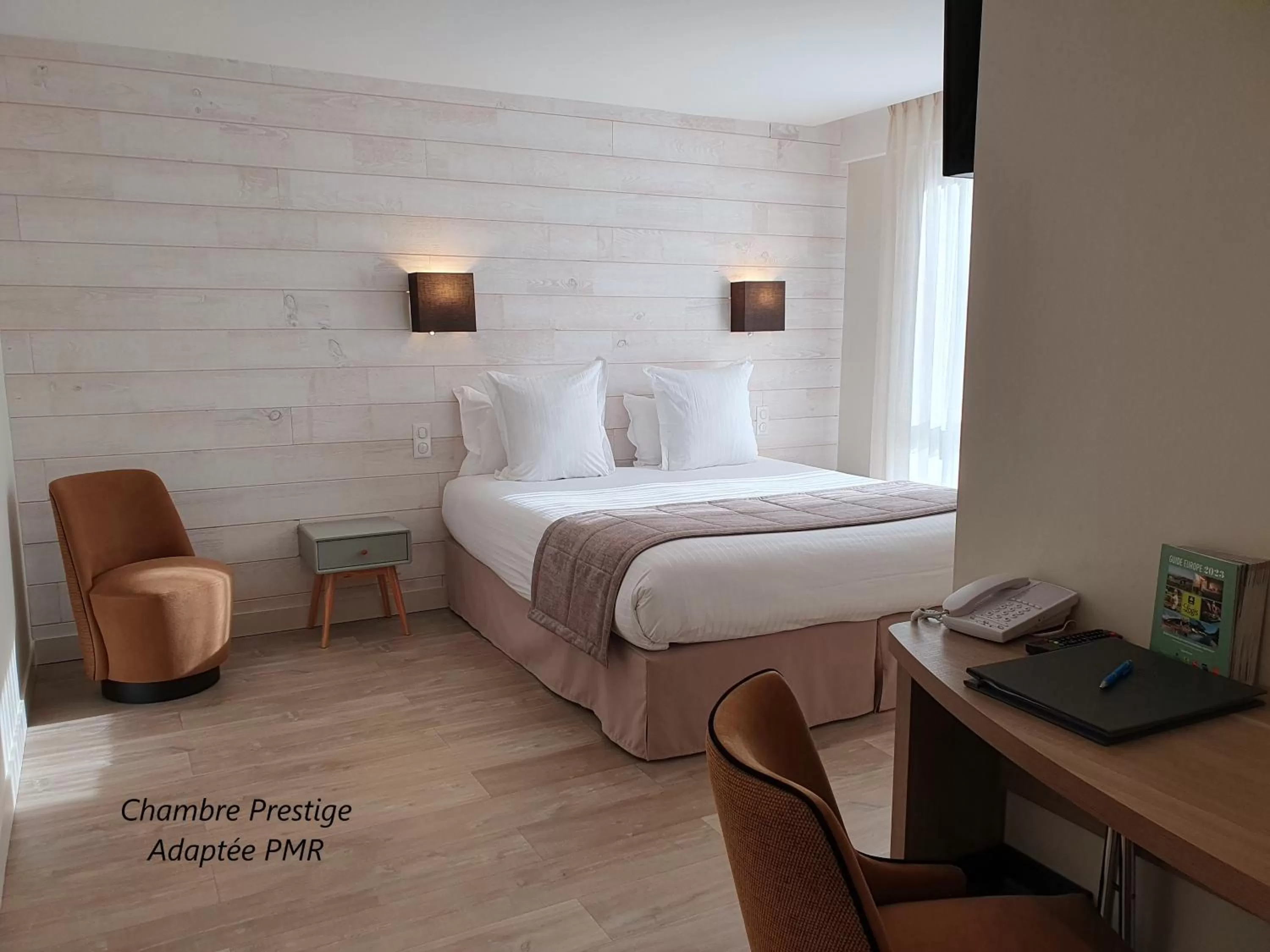 Property building, Bed in Logis Hotel La Closerie