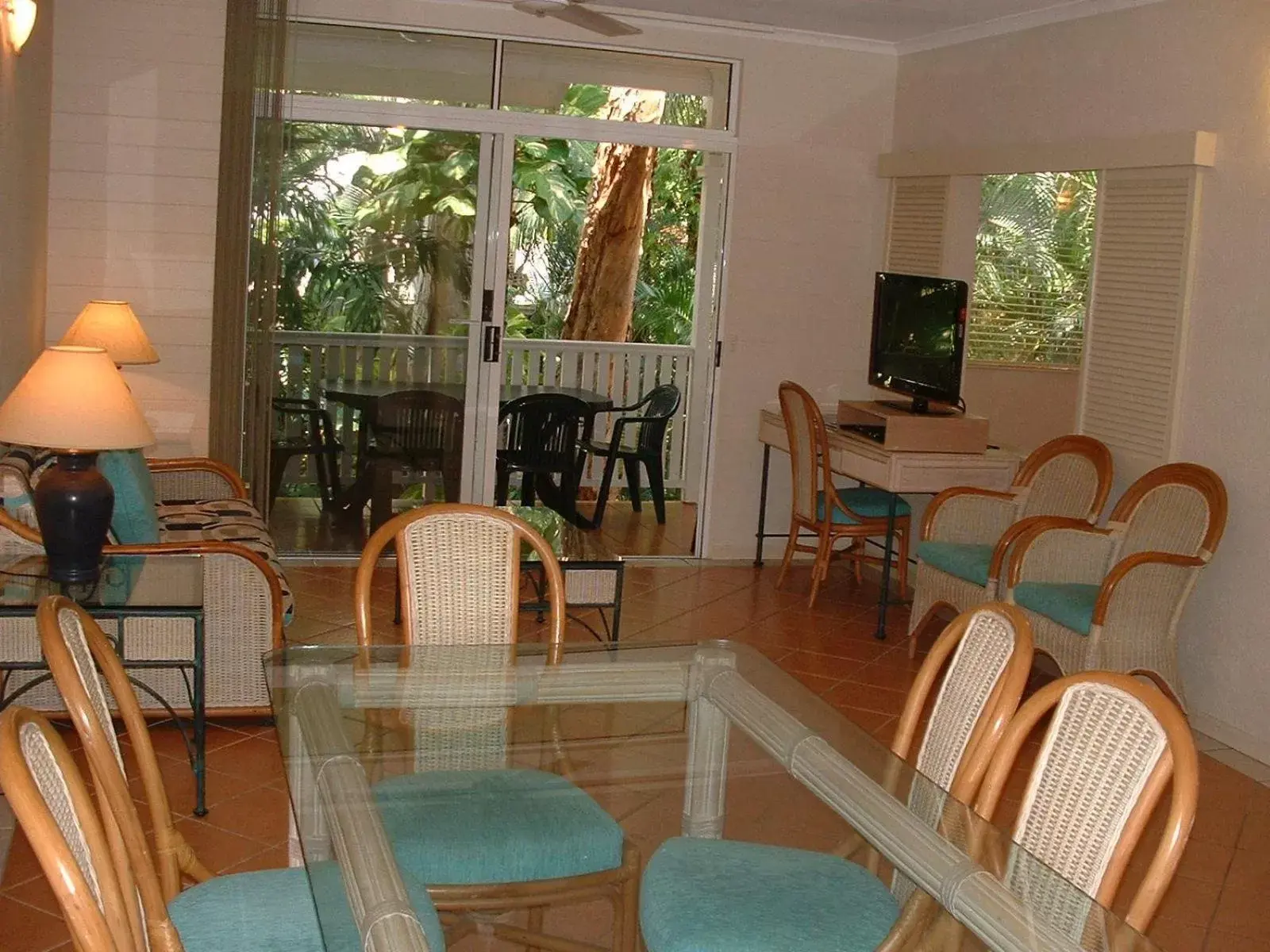 Living room, Restaurant/Places to Eat in Palm Cove Tropic Apartments