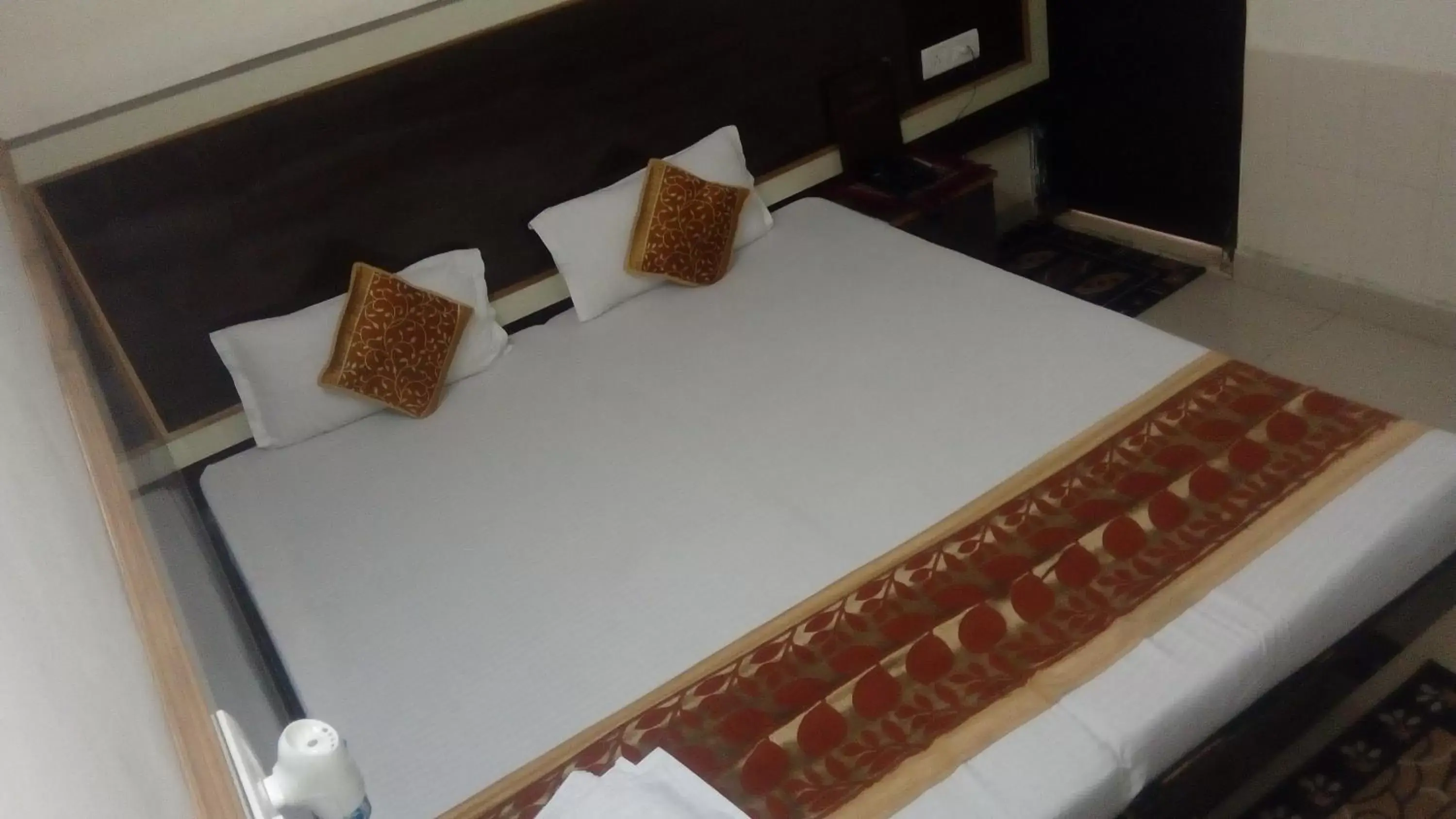 Bedroom, Bed in Hotel Su Shree Continental 5 Minutes Walk From New Delhi Railway Station