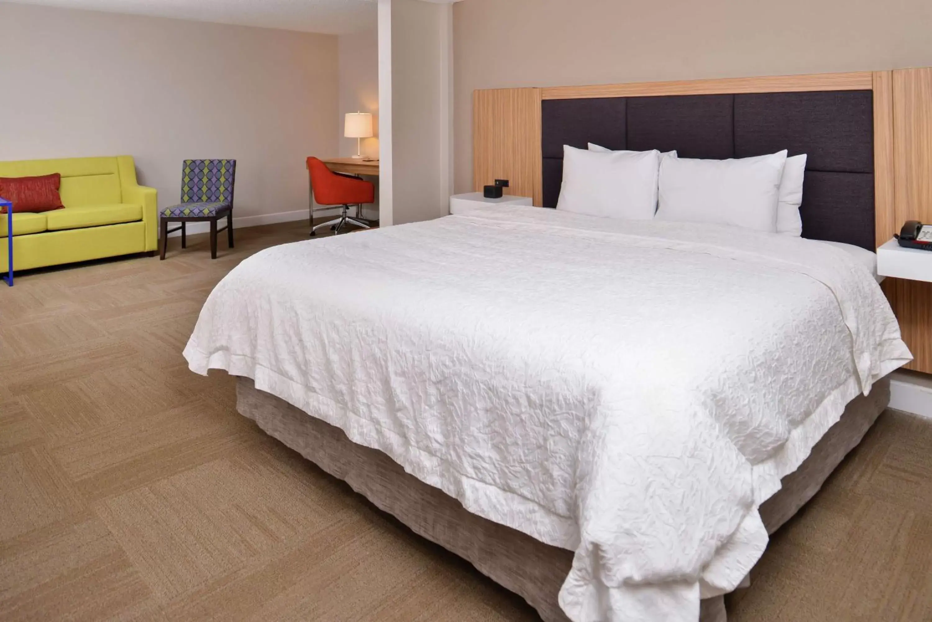 Living room, Bed in Hampton Inn By Hilton Greensboro-East