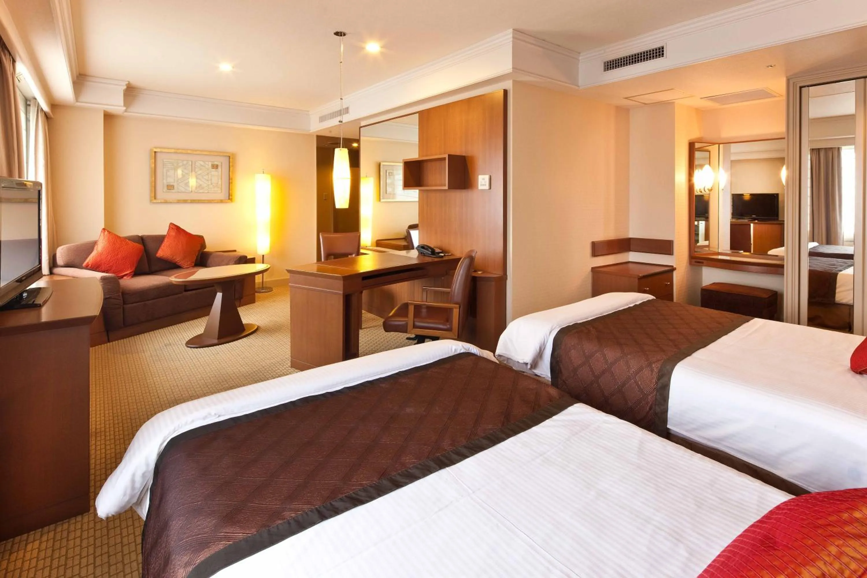 Photo of the whole room, Bed in Royal Park Hotel