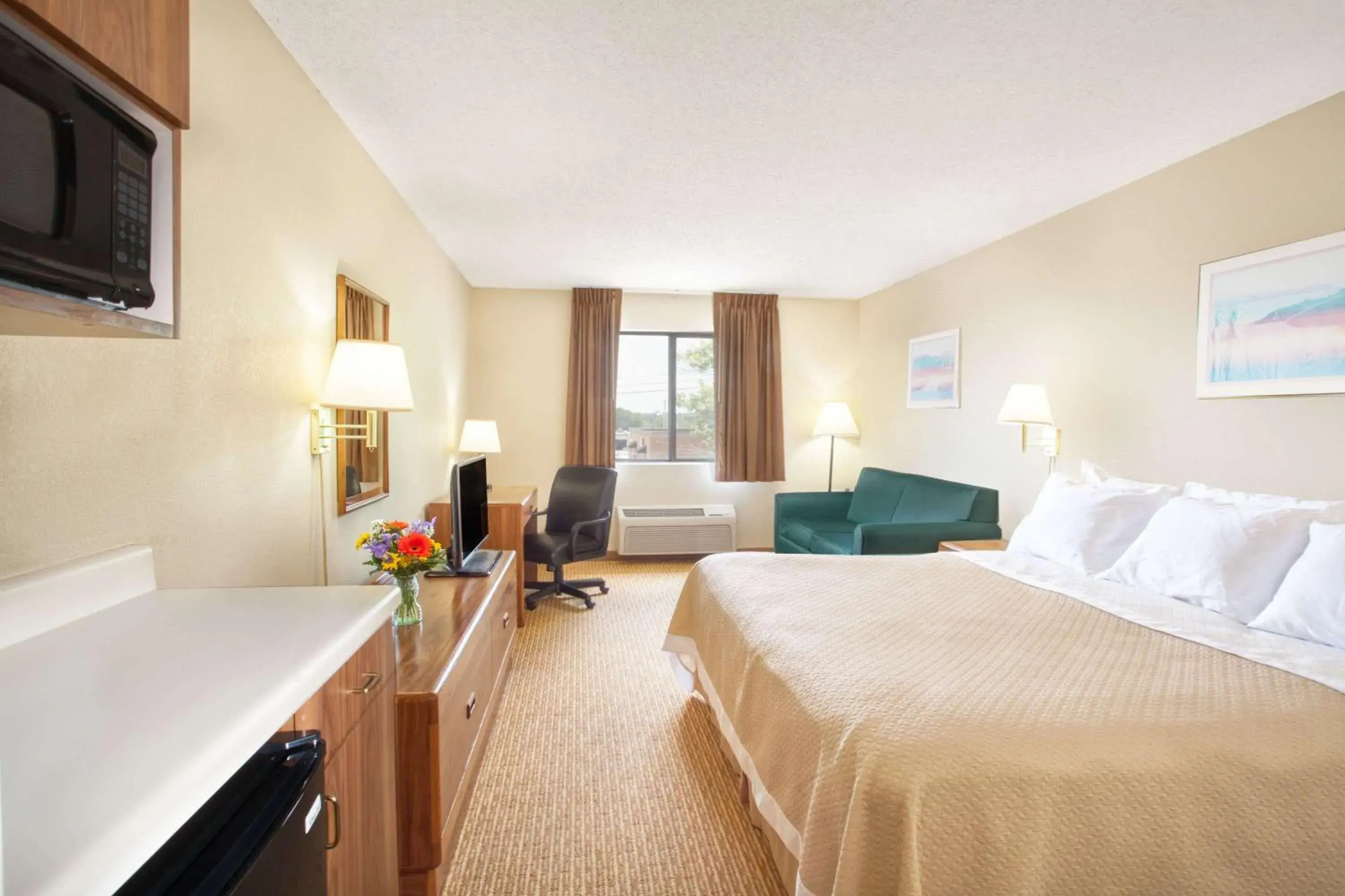 Photo of the whole room in Days Inn by Wyndham Glasgow