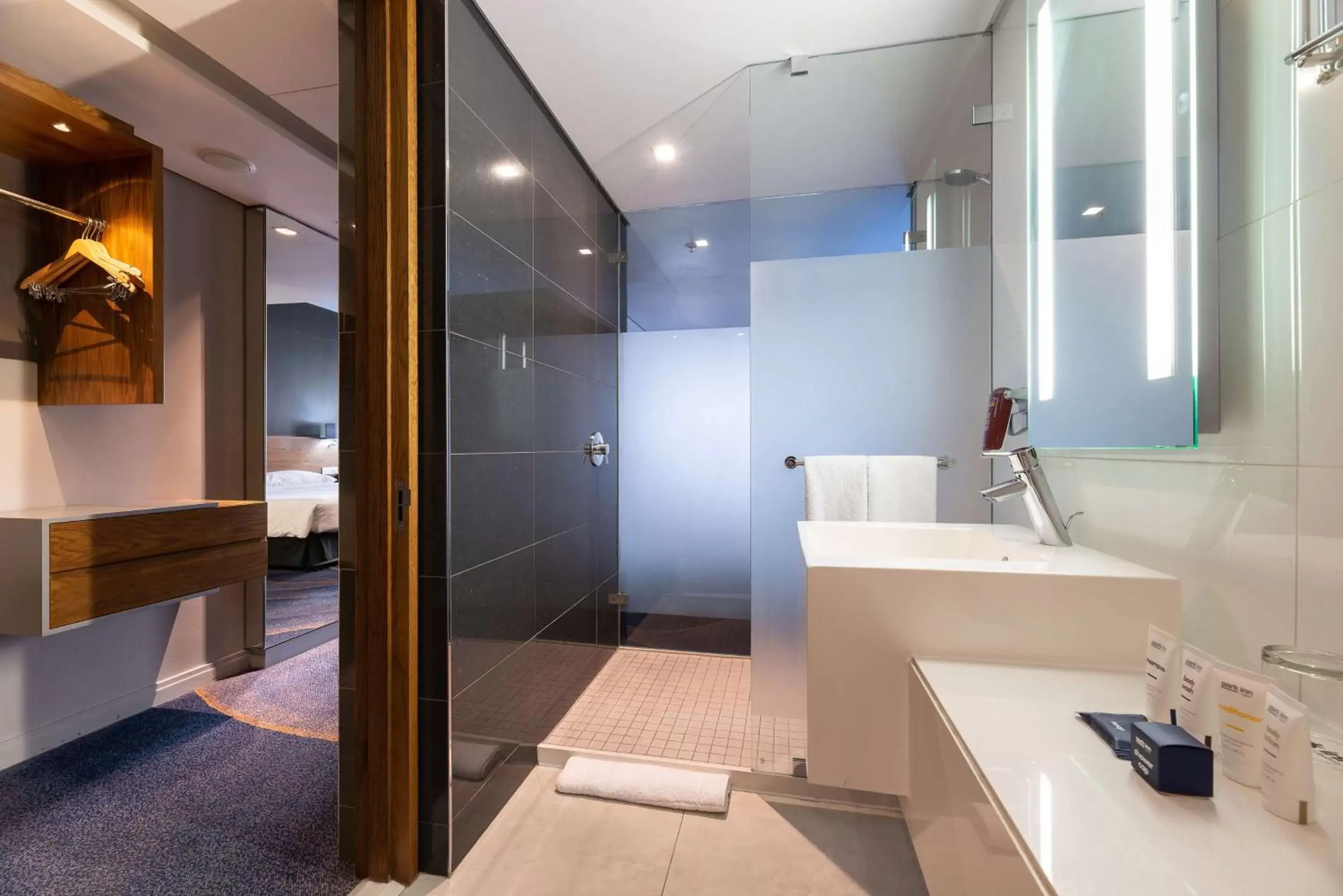 Shower, Bathroom in Park Inn by Radisson Cape Town Foreshore