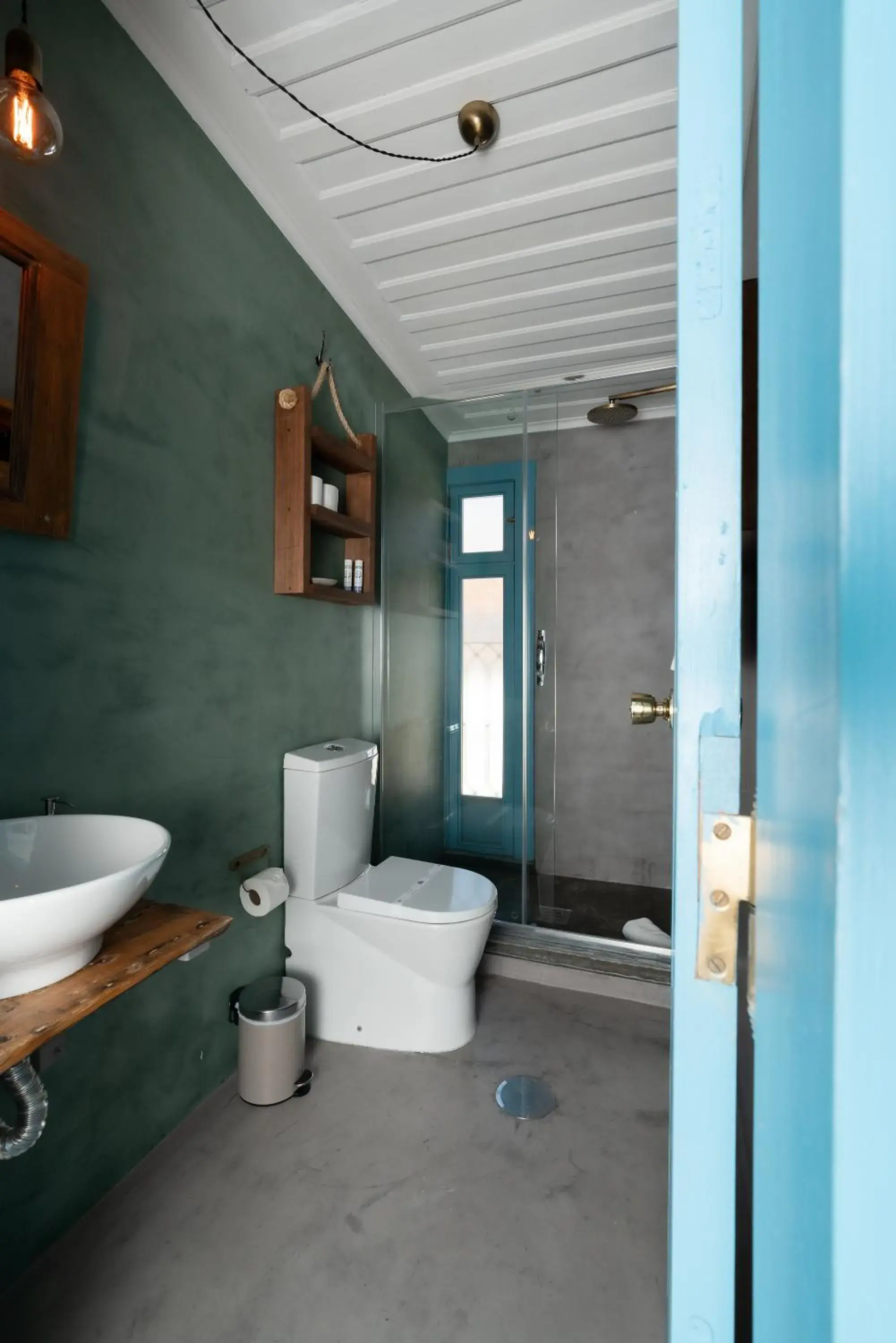 Shower, Bathroom in Des Arts Hostel and Suites