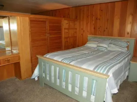 Bed in Kern Riverfront Lodge