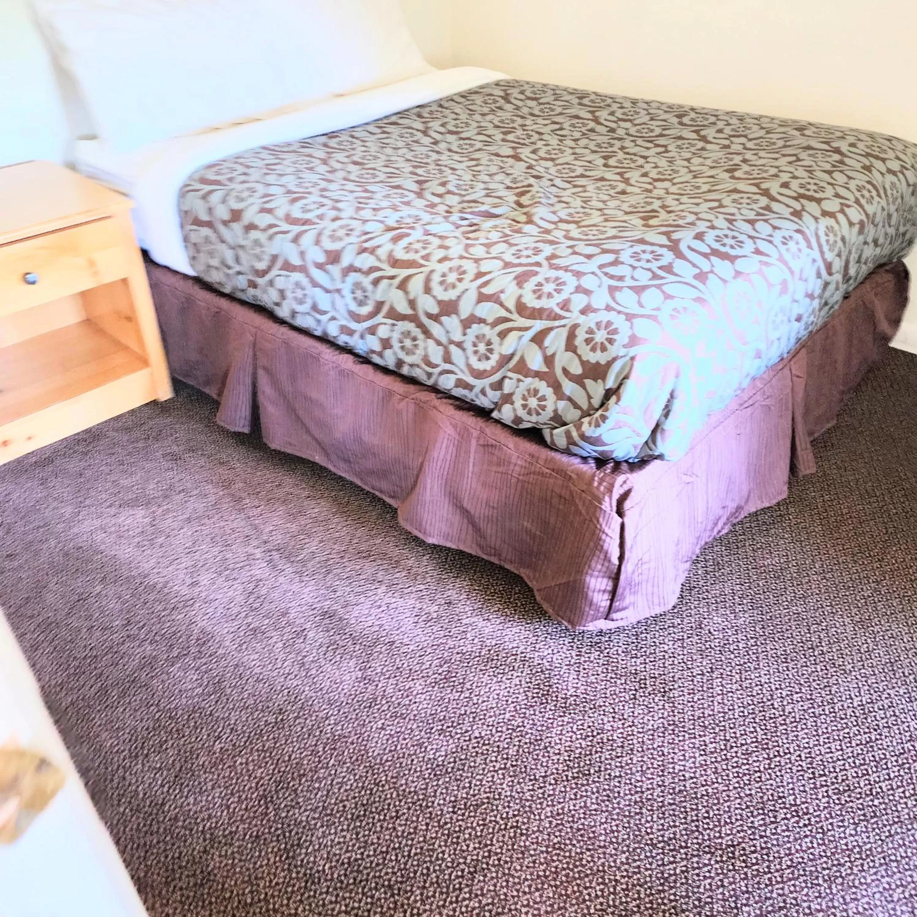 Bed in Canyon Motel near Rocky Mountain National Park