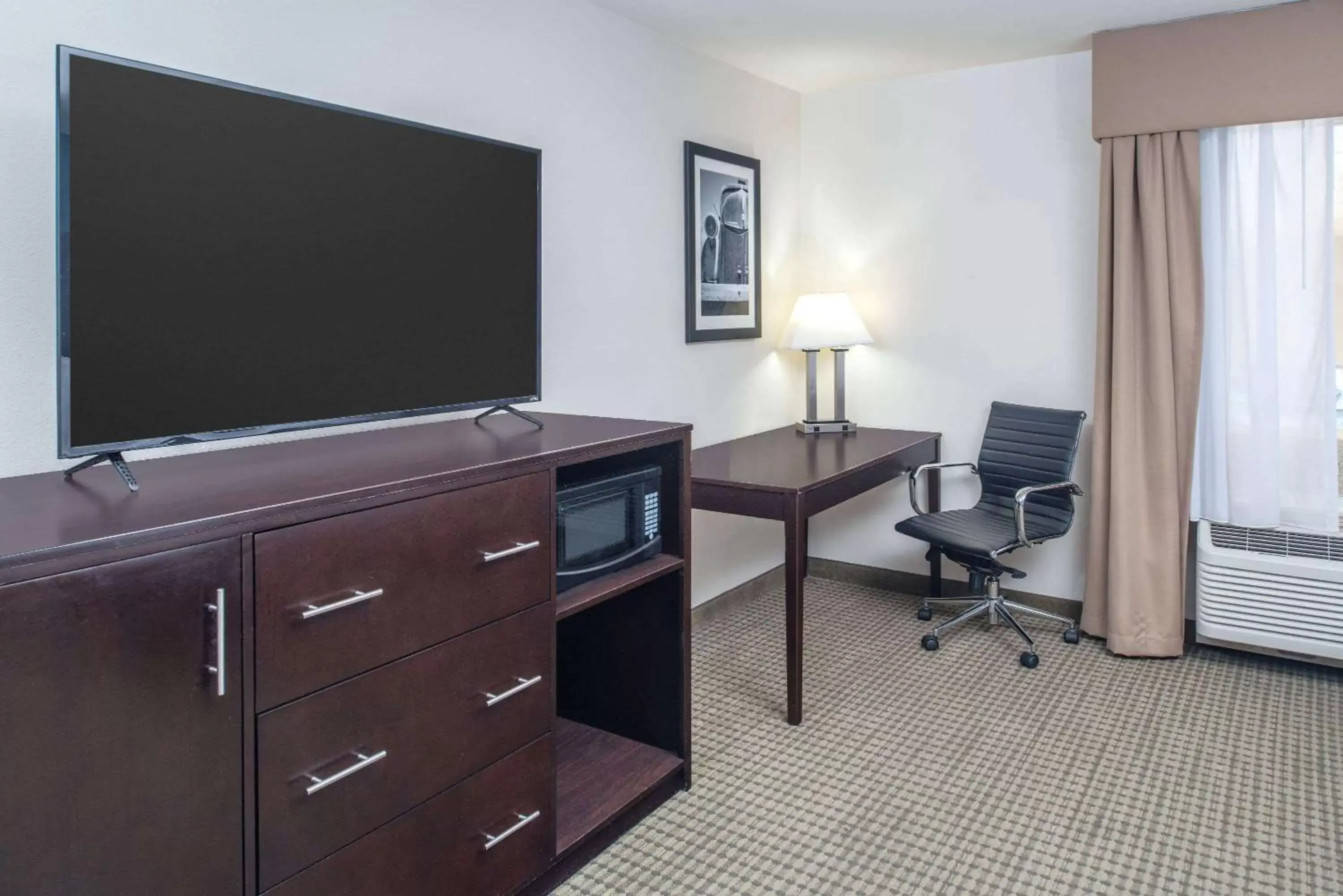 Photo of the whole room, TV/Entertainment Center in La Quinta by Wyndham Moscow Pullman