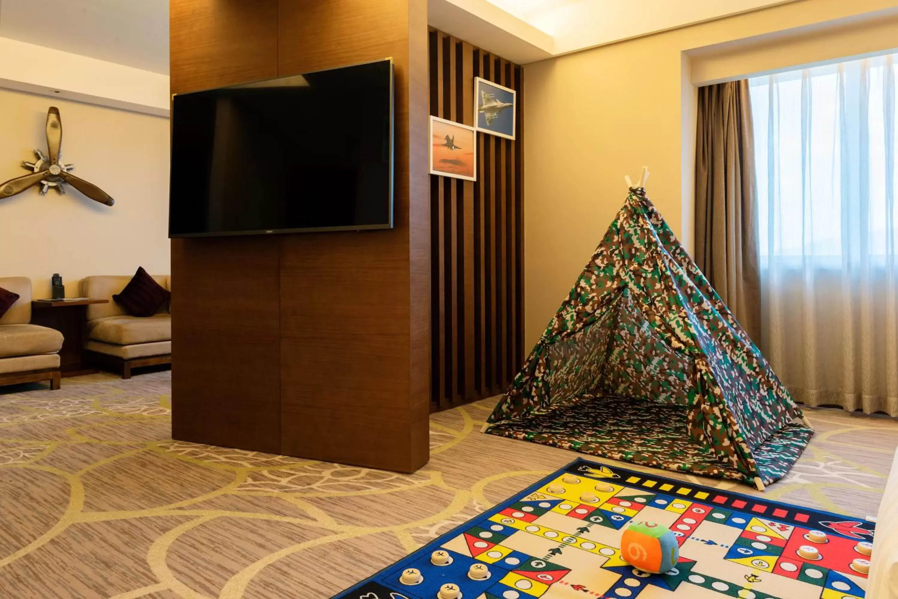 Photo of the whole room, TV/Entertainment Center in Crowne Plaza Guangzhou City Centre, an IHG Hotel