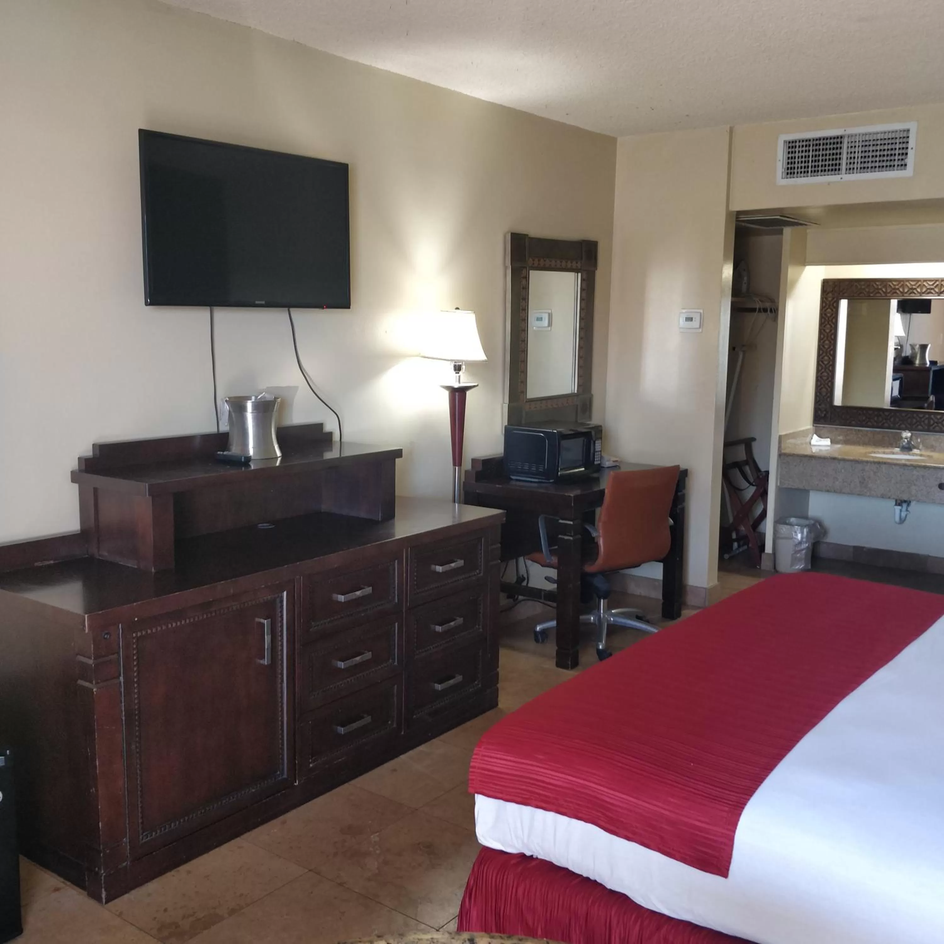 TV and multimedia, TV/Entertainment Center in Holiday Hotel