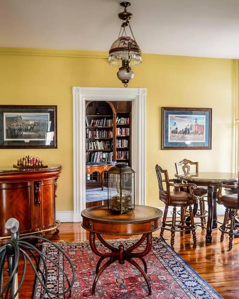 Communal lounge/ TV room in The Swope Manor Bed & Breakfast