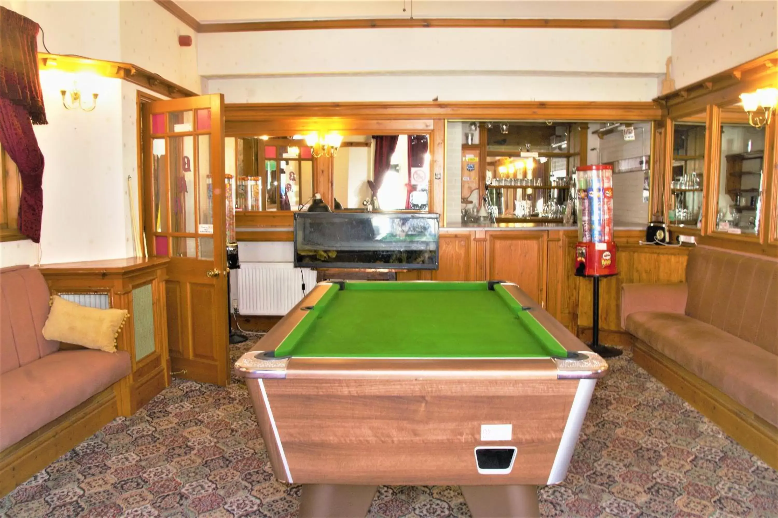 Lounge or bar, Billiards in Pine Lodge Hotel