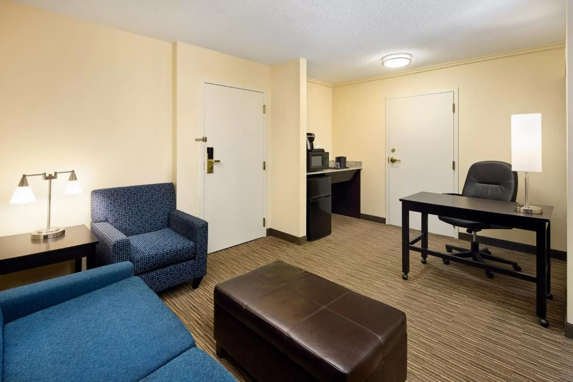 TV and multimedia, Seating Area in Holiday Inn Express & Suites Alpharetta, an IHG Hotel