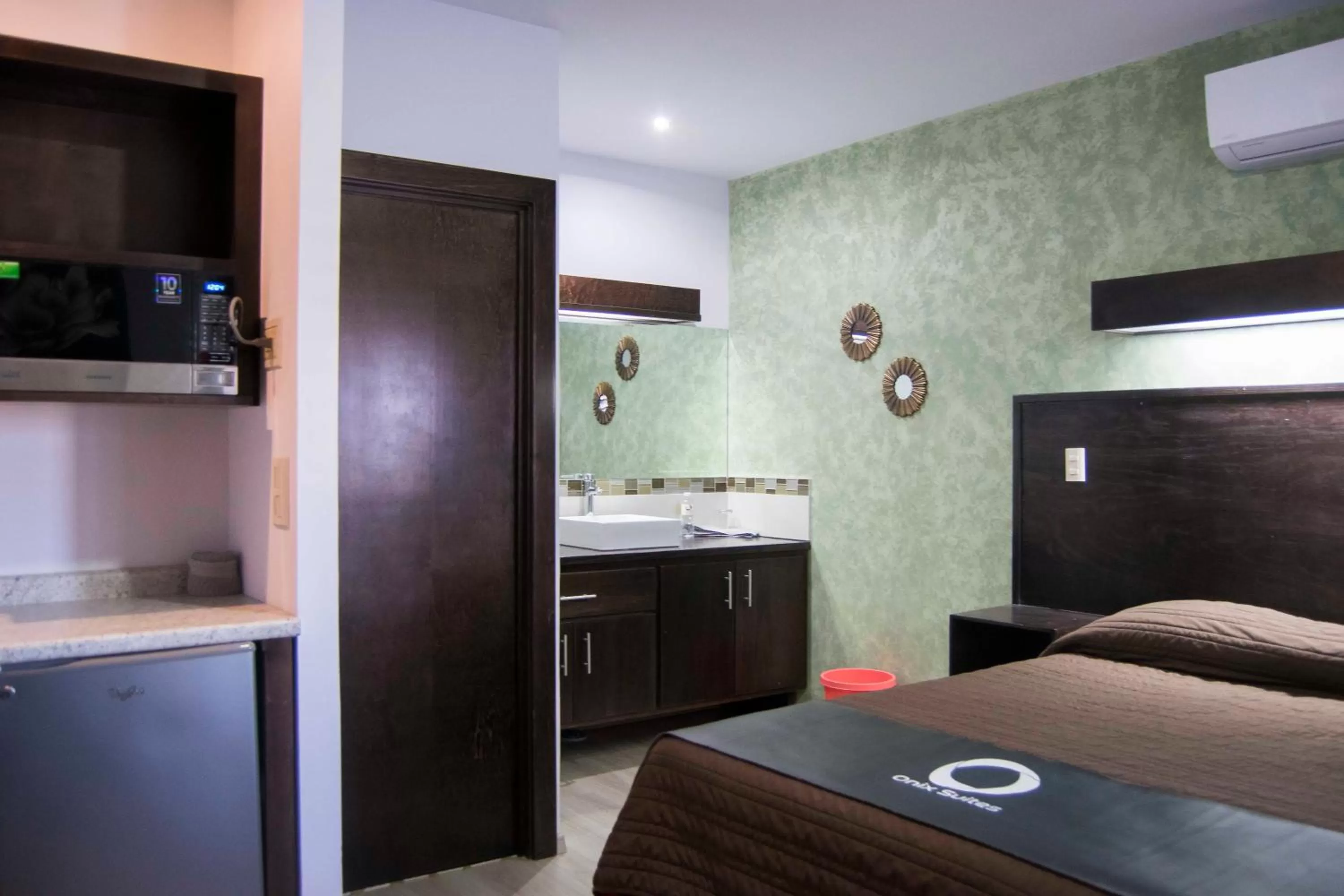 Kitchen/Kitchenette in Hotel Onix Suites