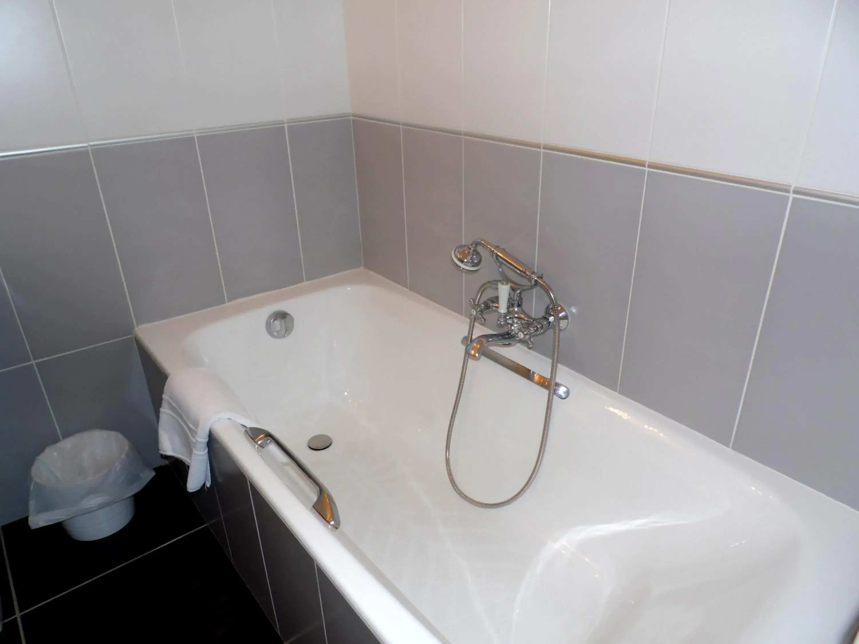 Bathroom in Clos de Vallombreuse, The Originals Relais (Relais du Silence)