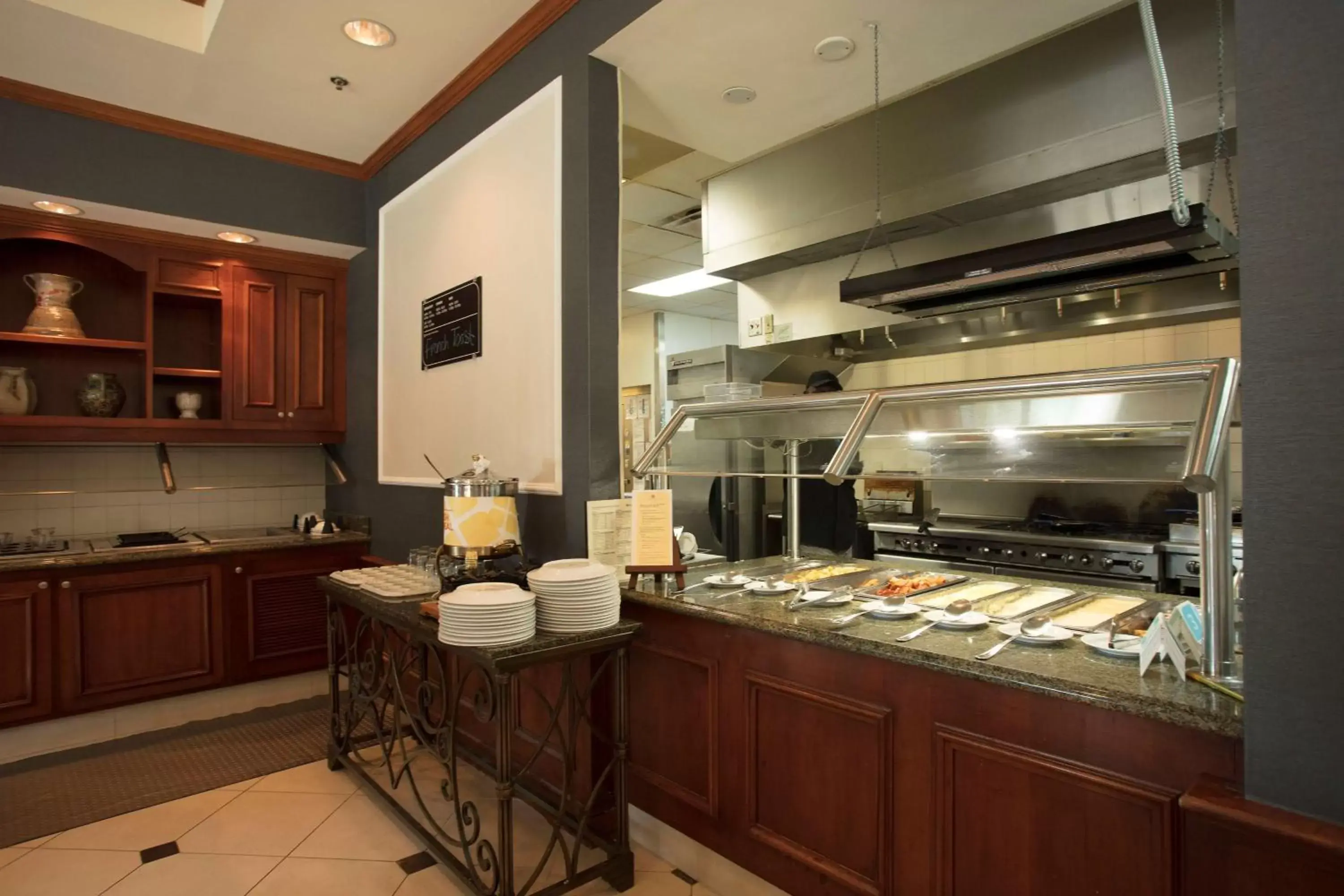 Dining area, Kitchen/Kitchenette in Hilton Garden Inn Athens Downtown