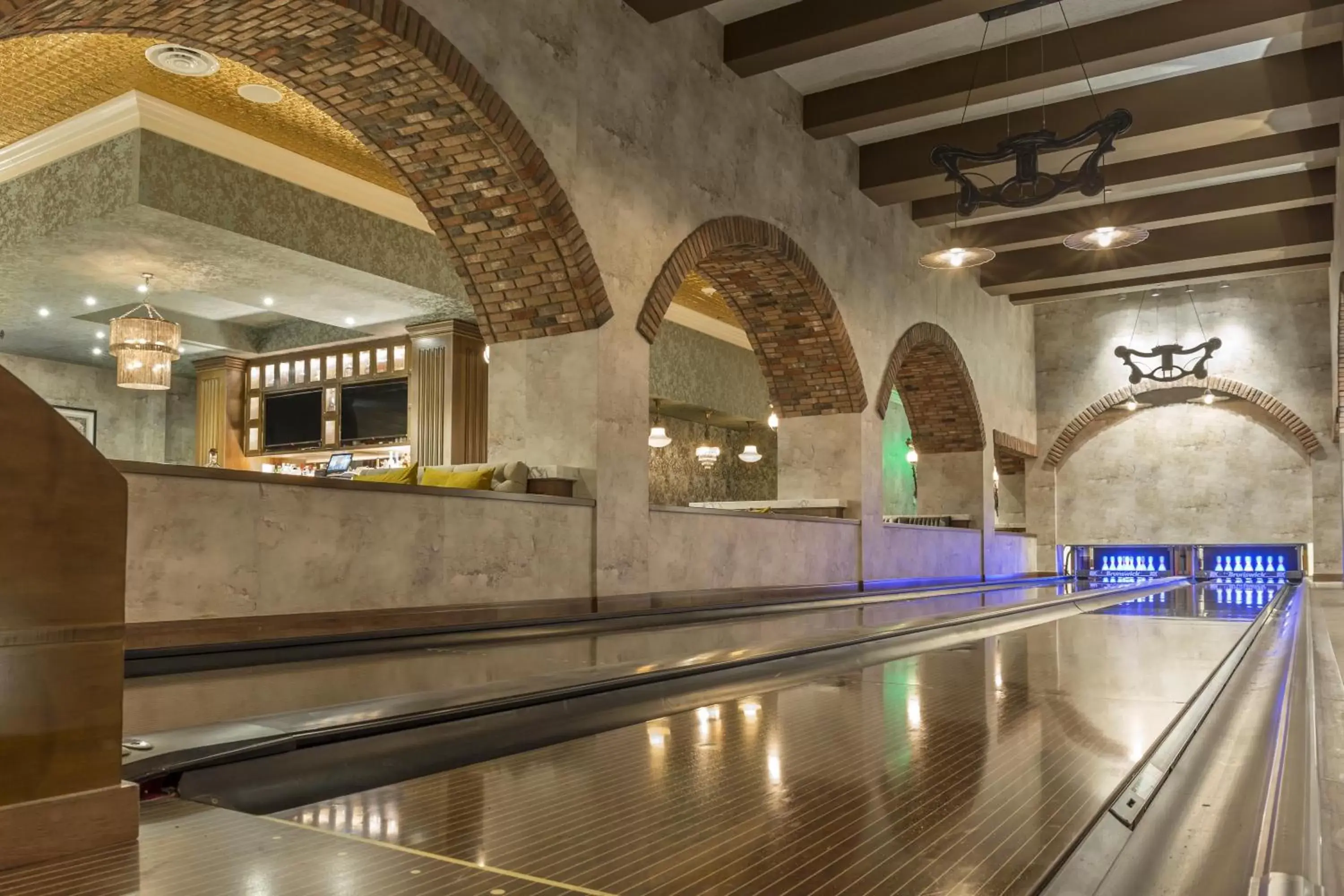 Lounge or bar, Swimming Pool in Omni Louisville Hotel