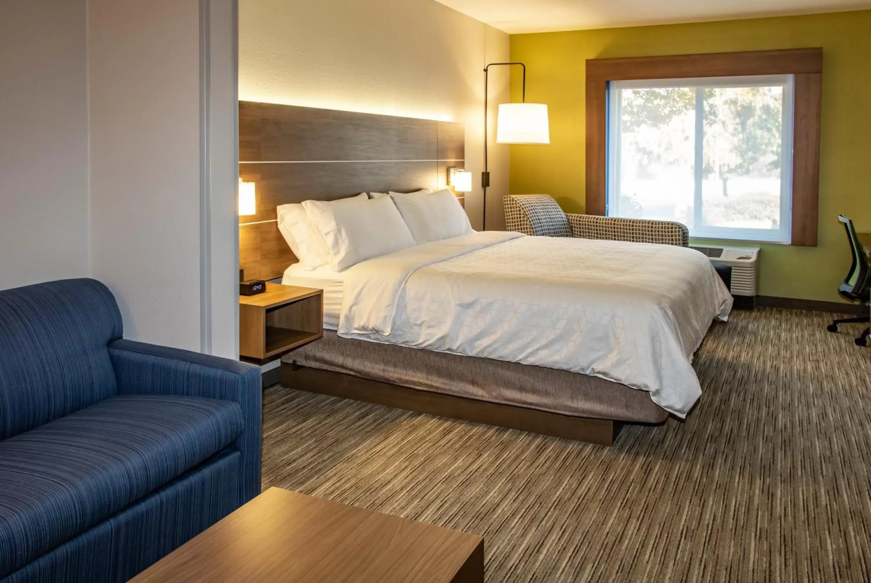 Bedroom, Bed in Holiday Inn Express Hotel & Suites Roseville - Galleria Area, an IHG Hotel