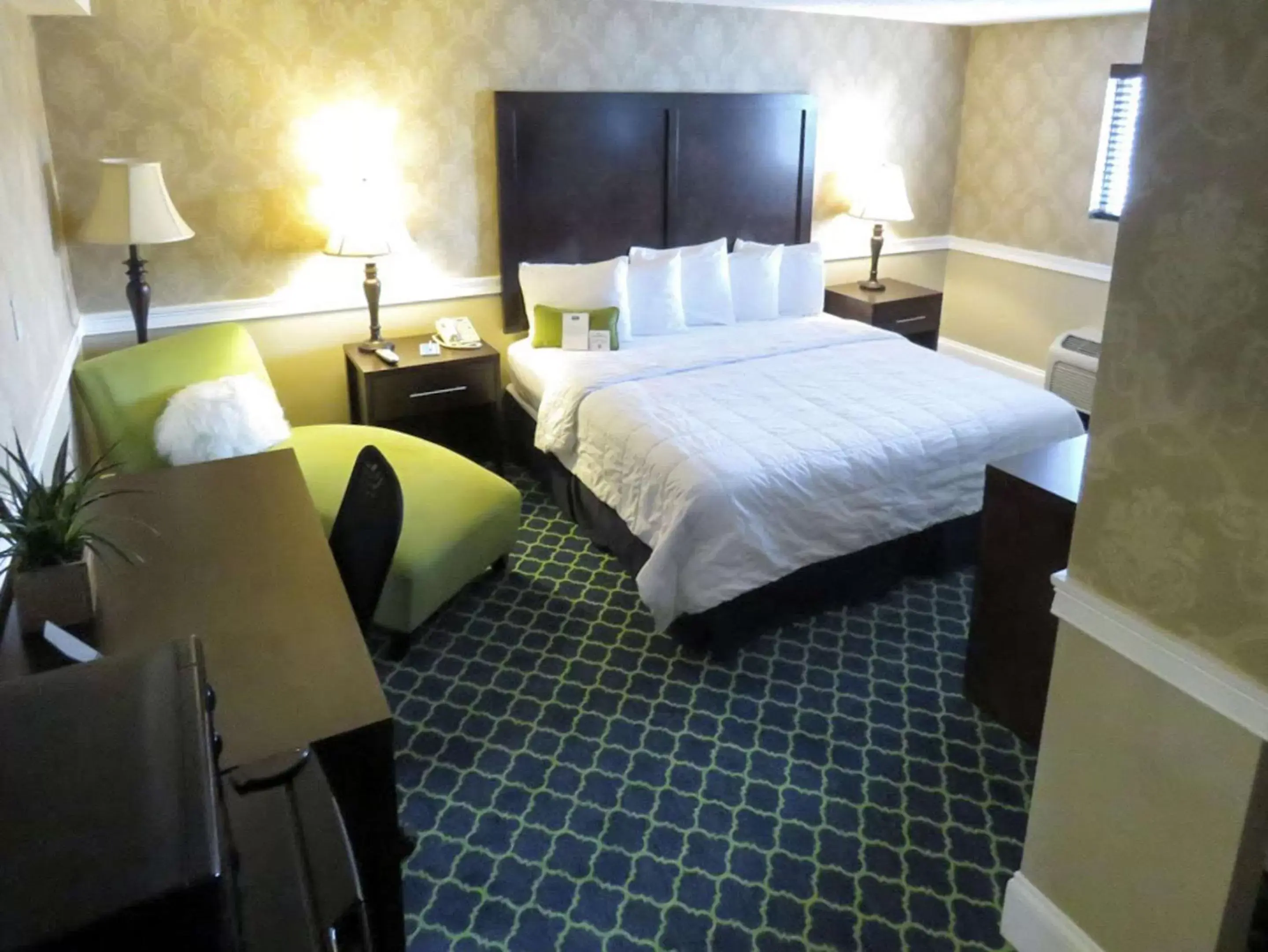 Photo of the whole room, Bed in Rodeway Inn Boston Logan Airport