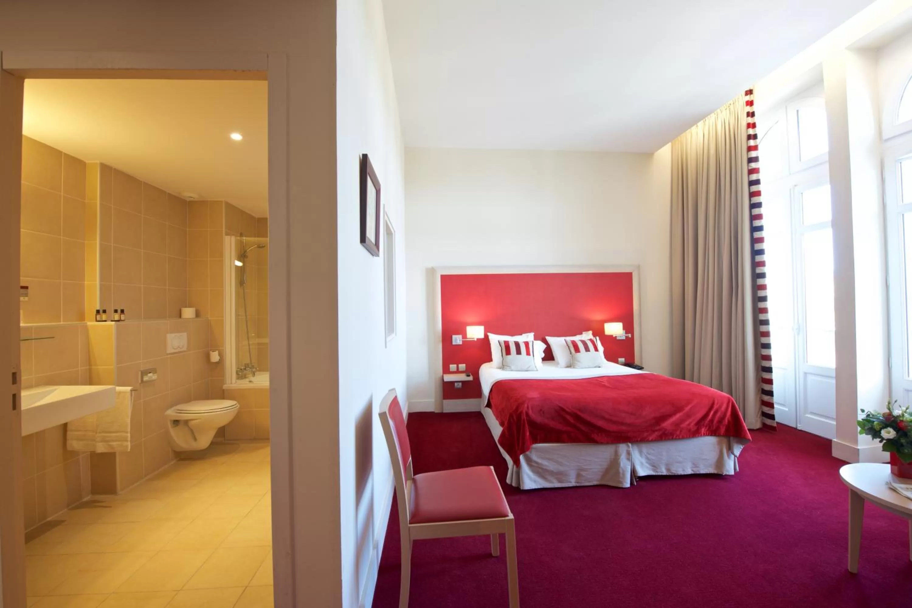 Bathroom, Bed in Hôtel du Parc