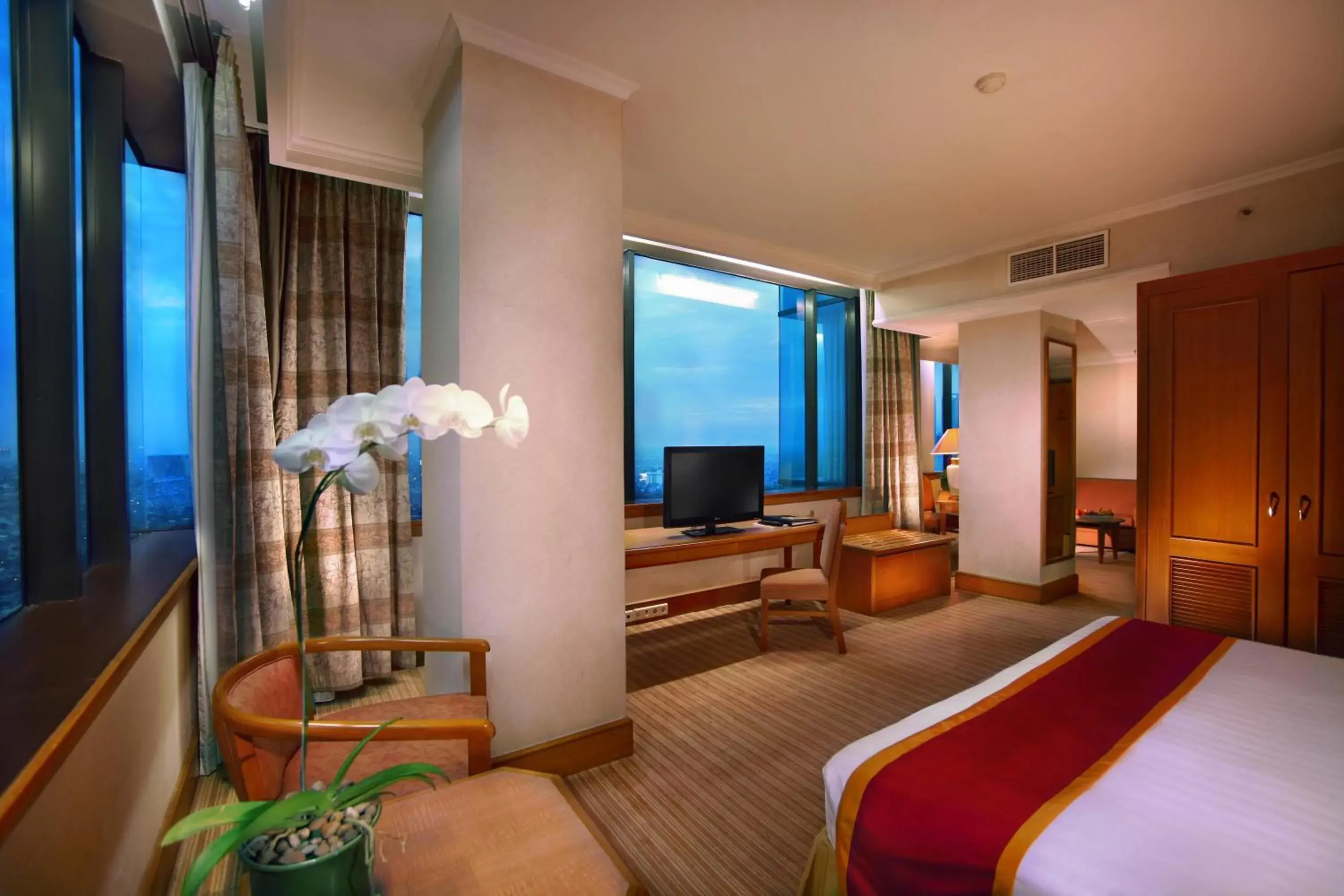 Bedroom, Seating Area in Menara Peninsula Hotel