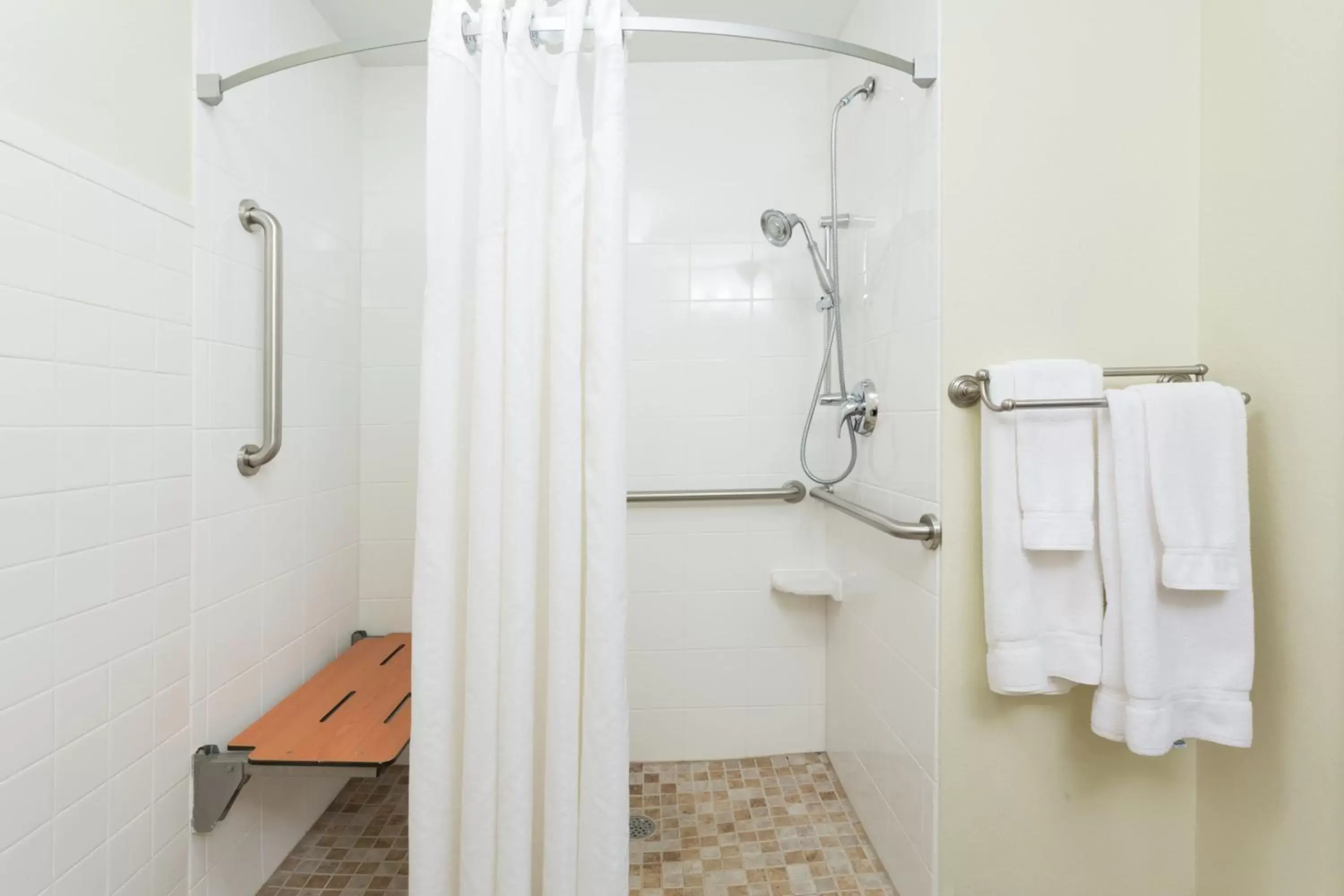 King Room - Mobility Access/Roll in Shower - Non-Smoking in Holiday Inn Express & Suites Moultrie by IHG King Room - Mobility Access/Roll in Shower - Non-Smoking in Holiday Inn Express & Suites Moultrie by IHG