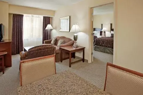 Bed, Seating Area in Staybridge Suites - Kansas City-Independence, an IHG Hotel