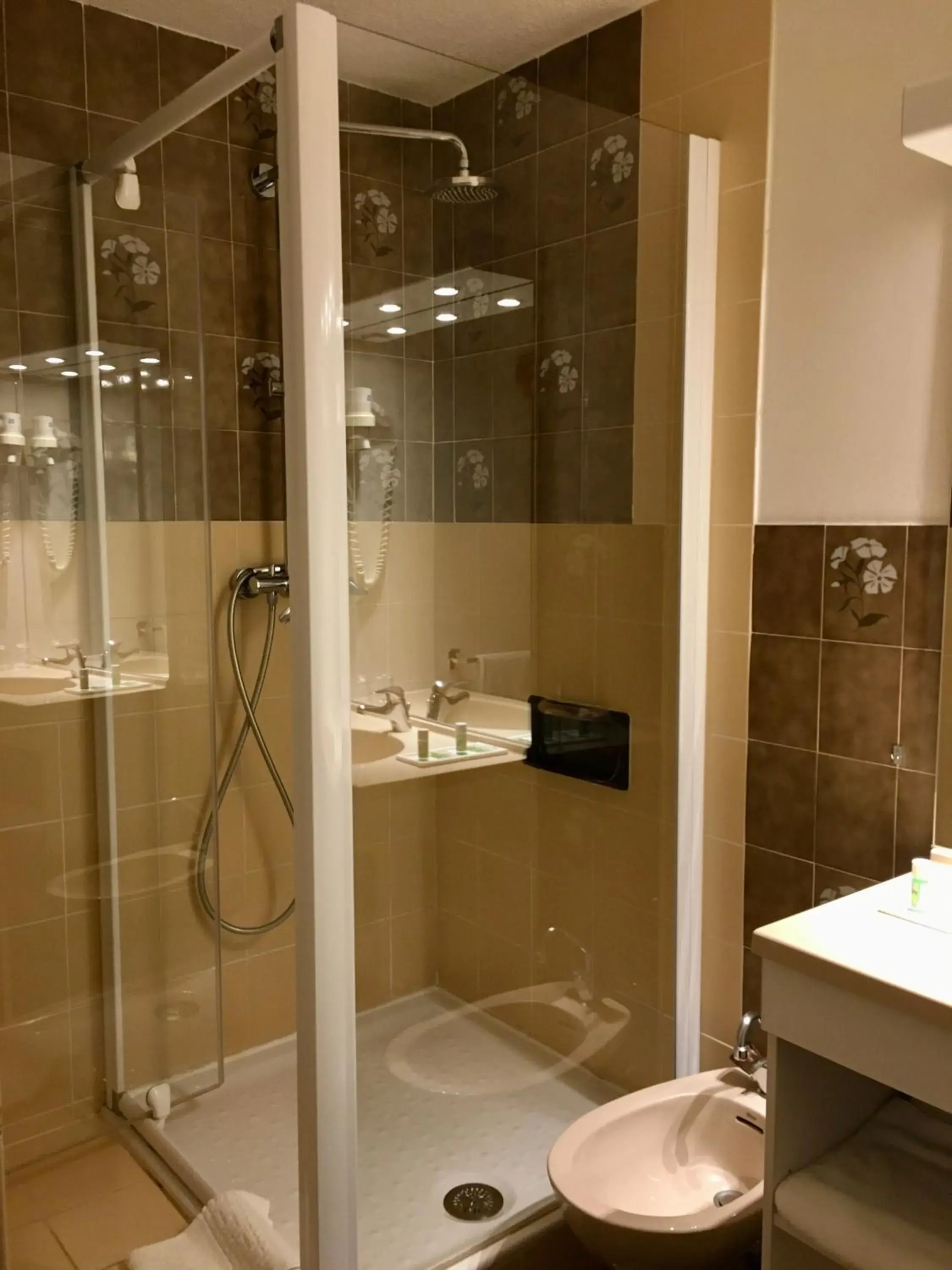 Shower, Bathroom in Le Catinat Fleuri