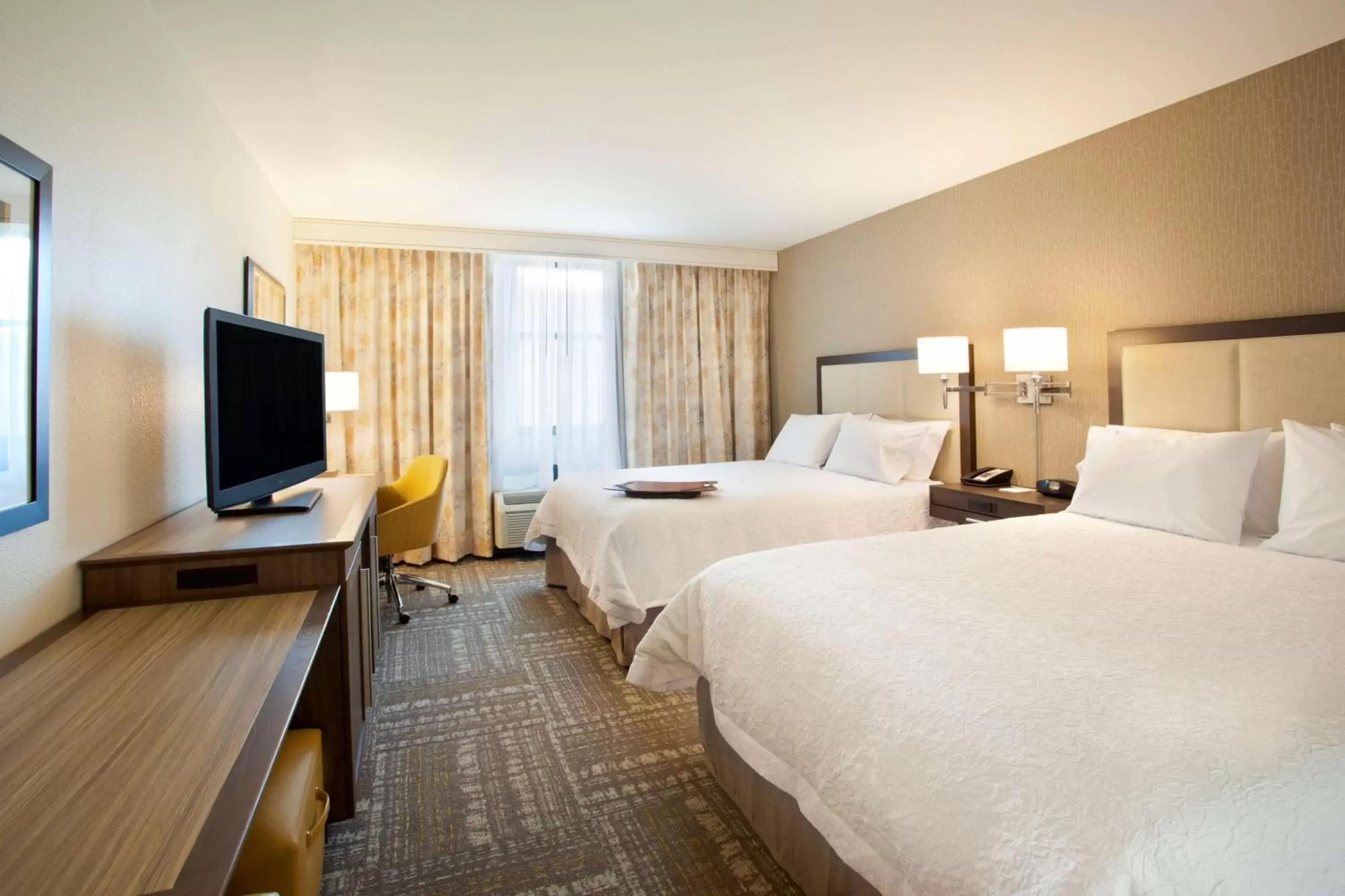 Bed in Hampton Inn & Suites - Minneapolis/Downtown
