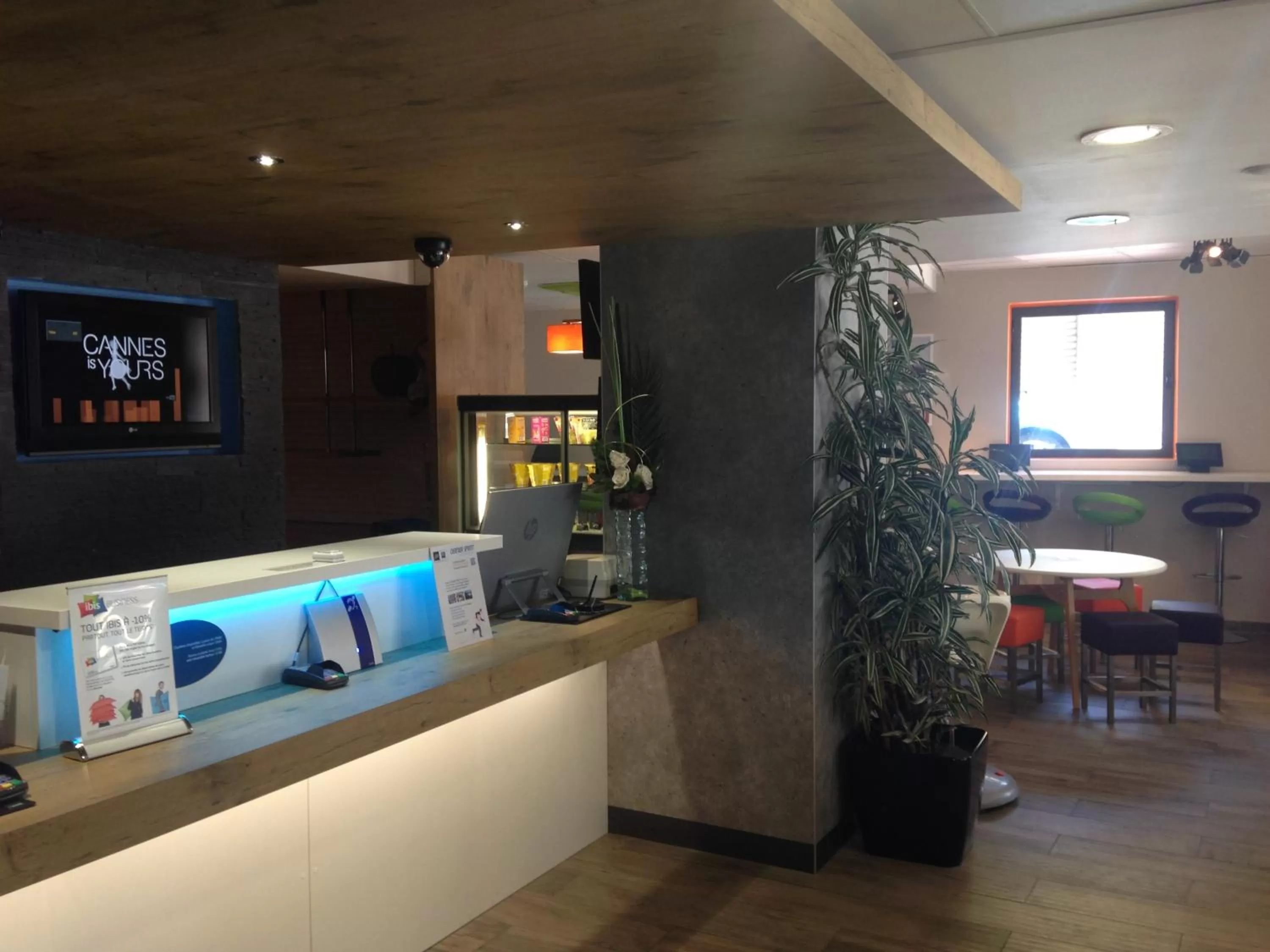 Lobby or reception in ibis budget Cannes Centre Ville