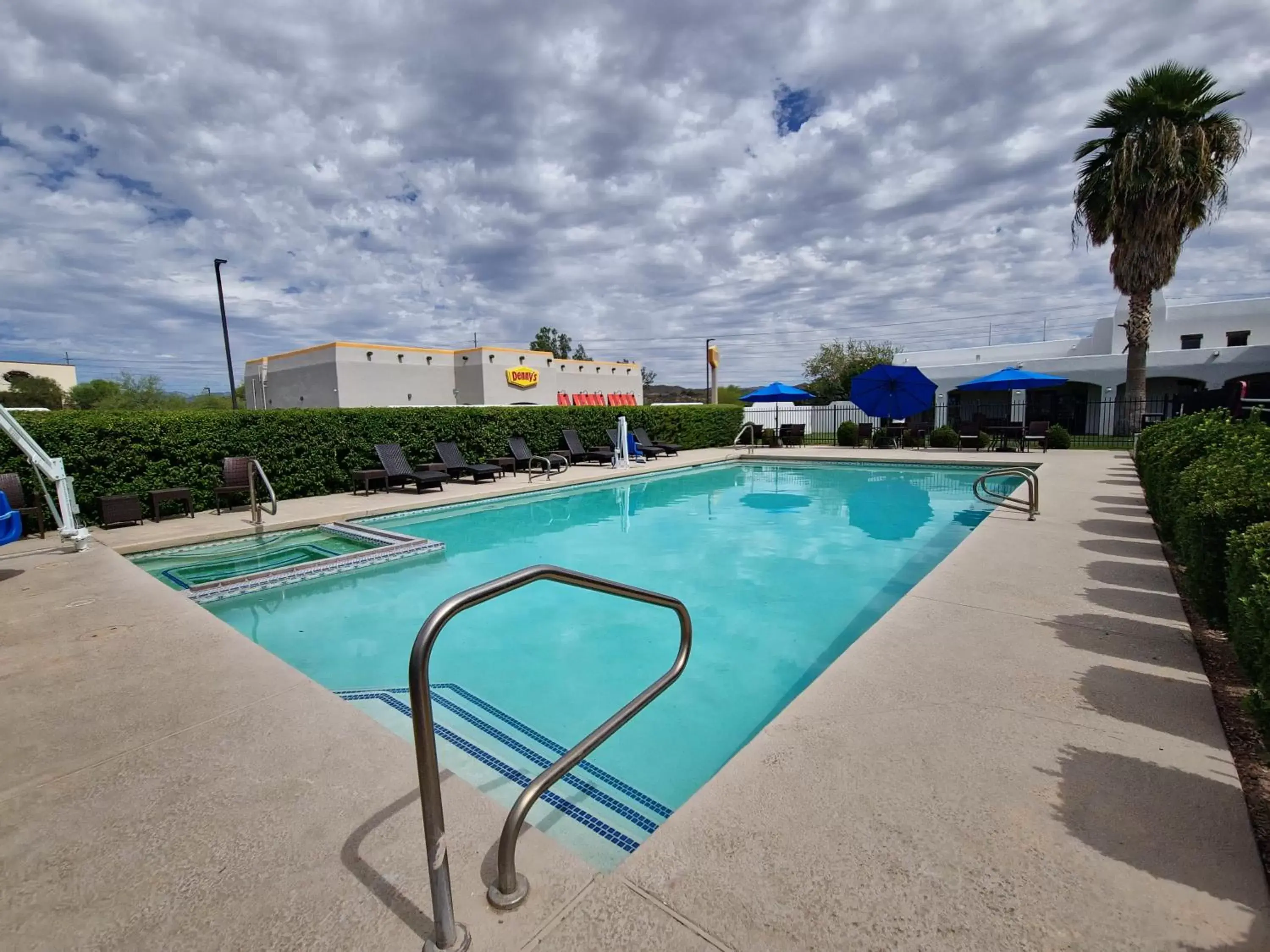 Swimming Pool in Los Viajeros Inn