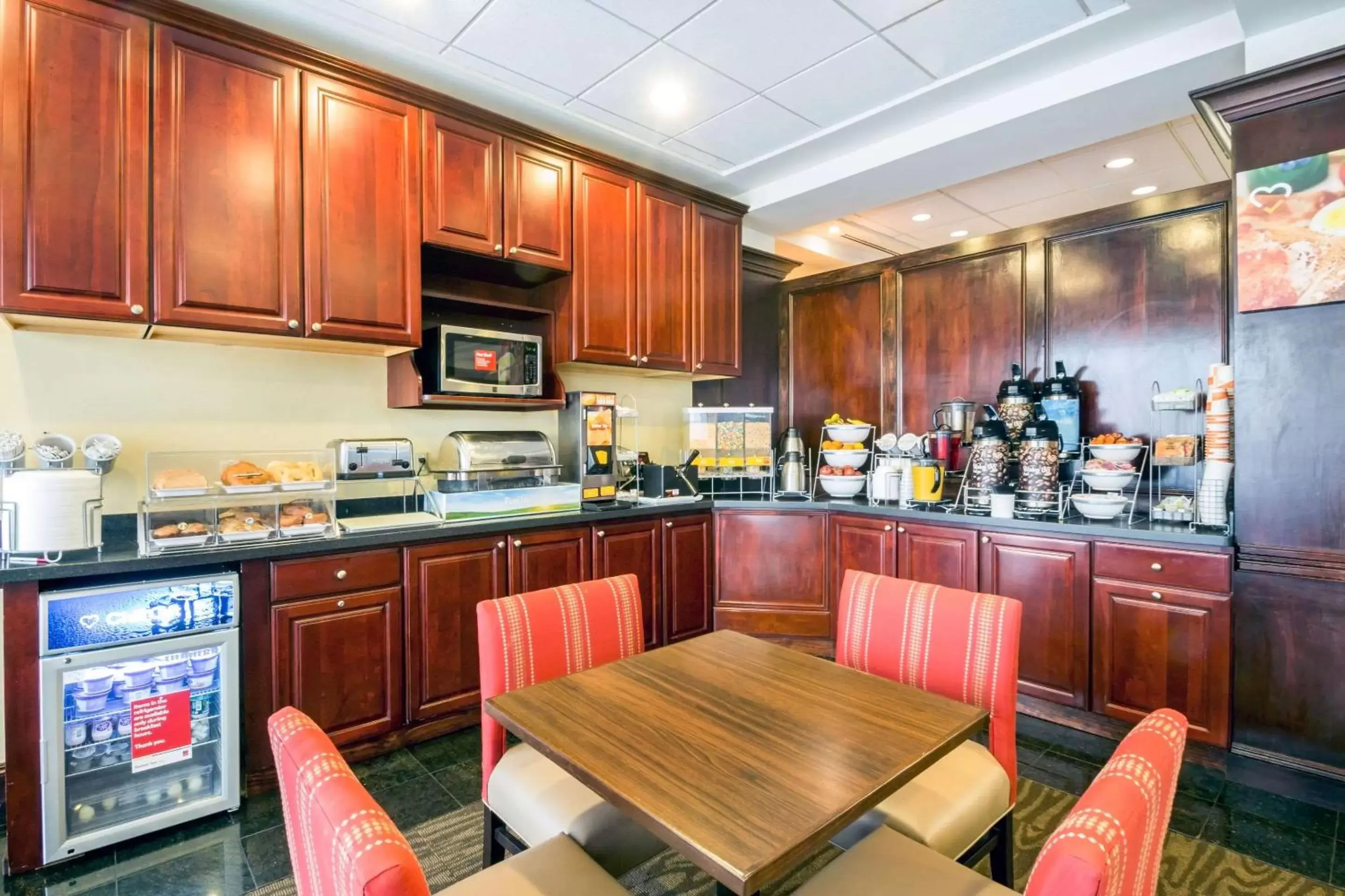 Restaurant/places to eat, Kitchen/Kitchenette in Comfort Suites Avenel