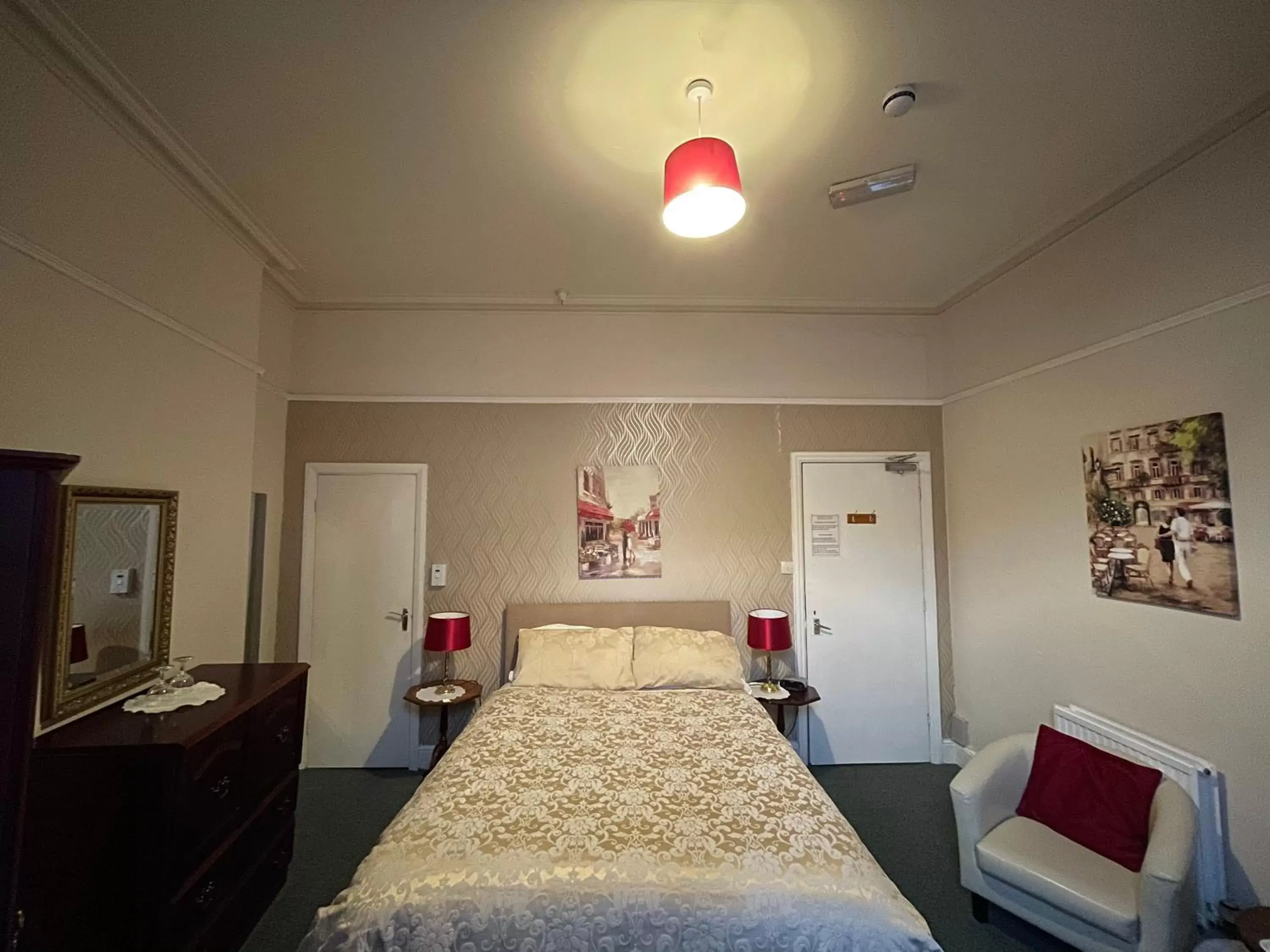 Bedroom, Bed in White Court Llandudno