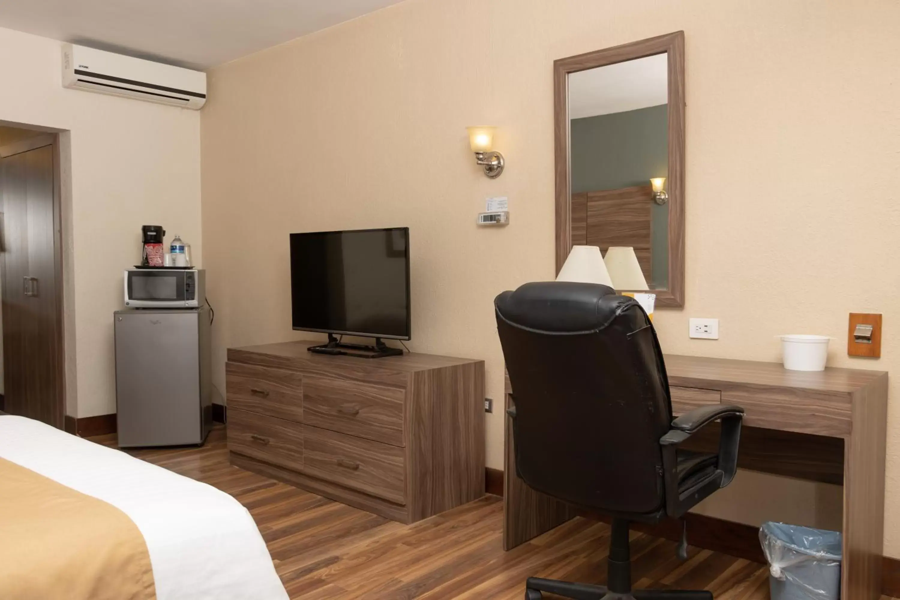 Bedroom, TV/Entertainment Center in Best Western Cumbres Inn Cd. Cuauhtemoc