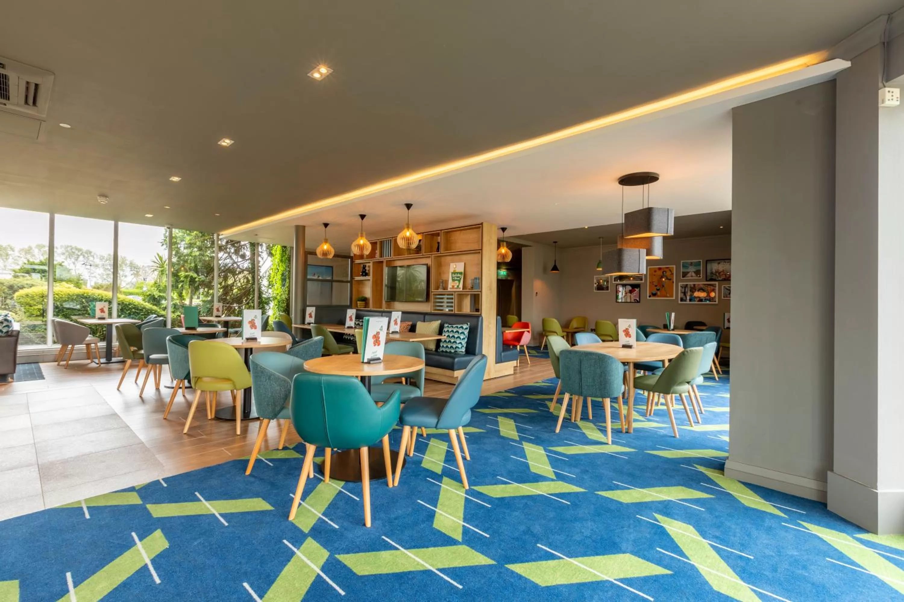 Lounge or bar in Holiday Inn Basildon by IHG