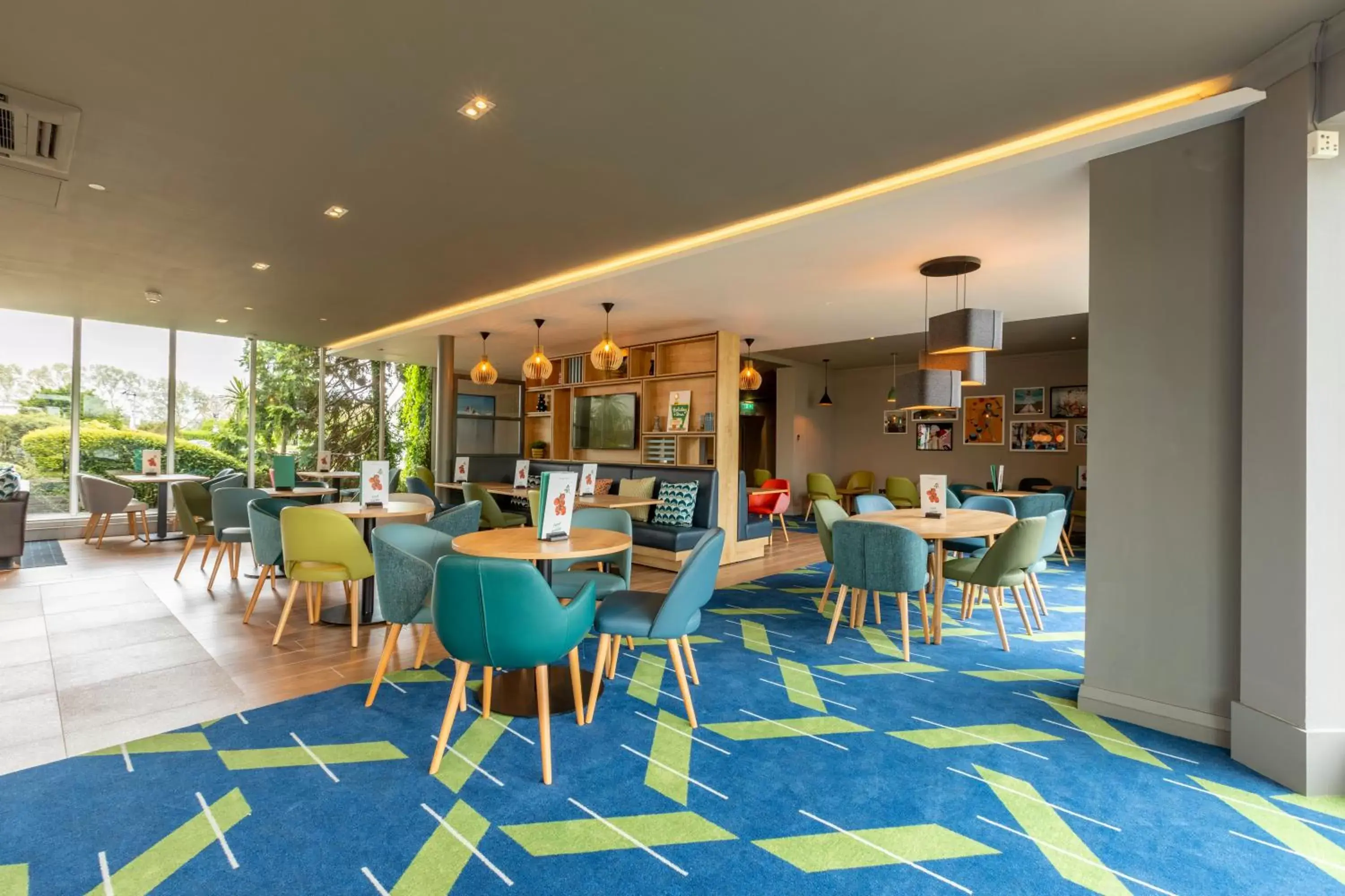 Lounge or bar, Restaurant/Places to Eat in Holiday Inn Basildon, an IHG Hotel