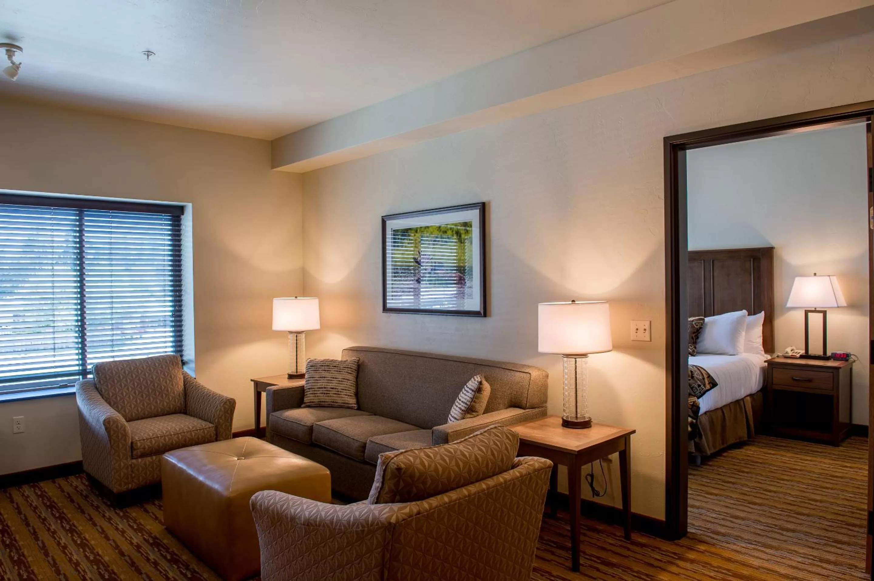 Living room, Bed in Cedar Creek Lodge & Conference Center